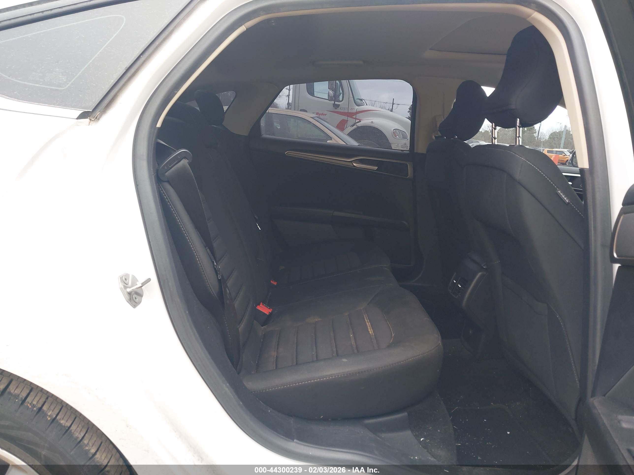 FORD FUSION image 8