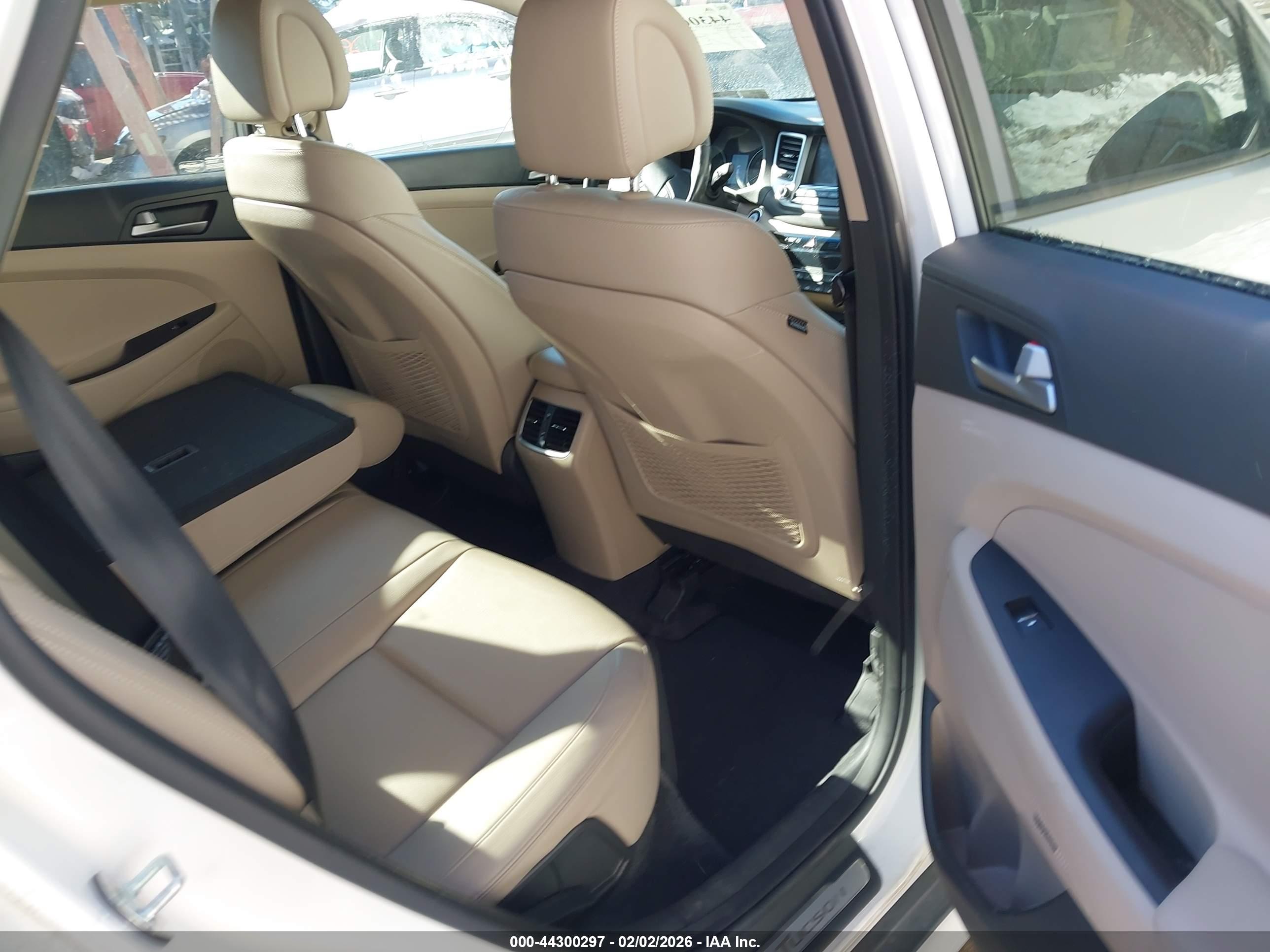 HYUNDAI TUCSON image 8