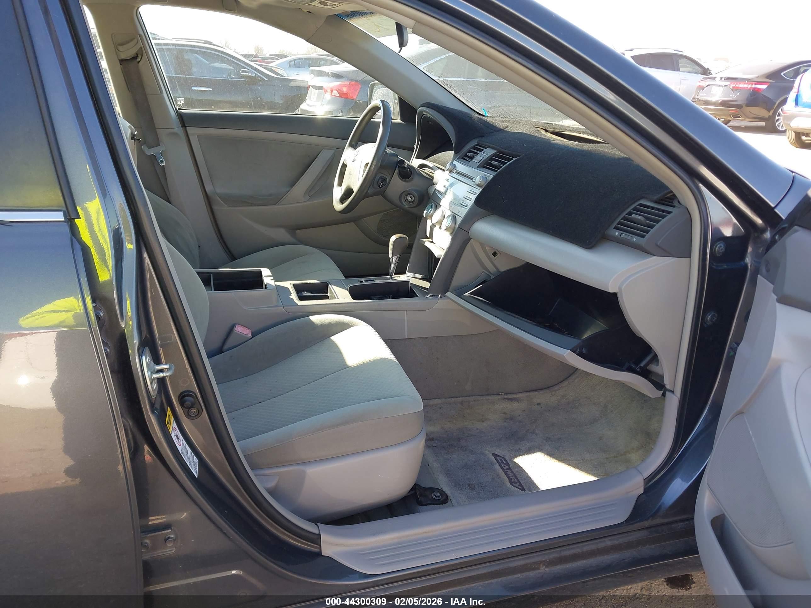 TOYOTA CAMRY image 5