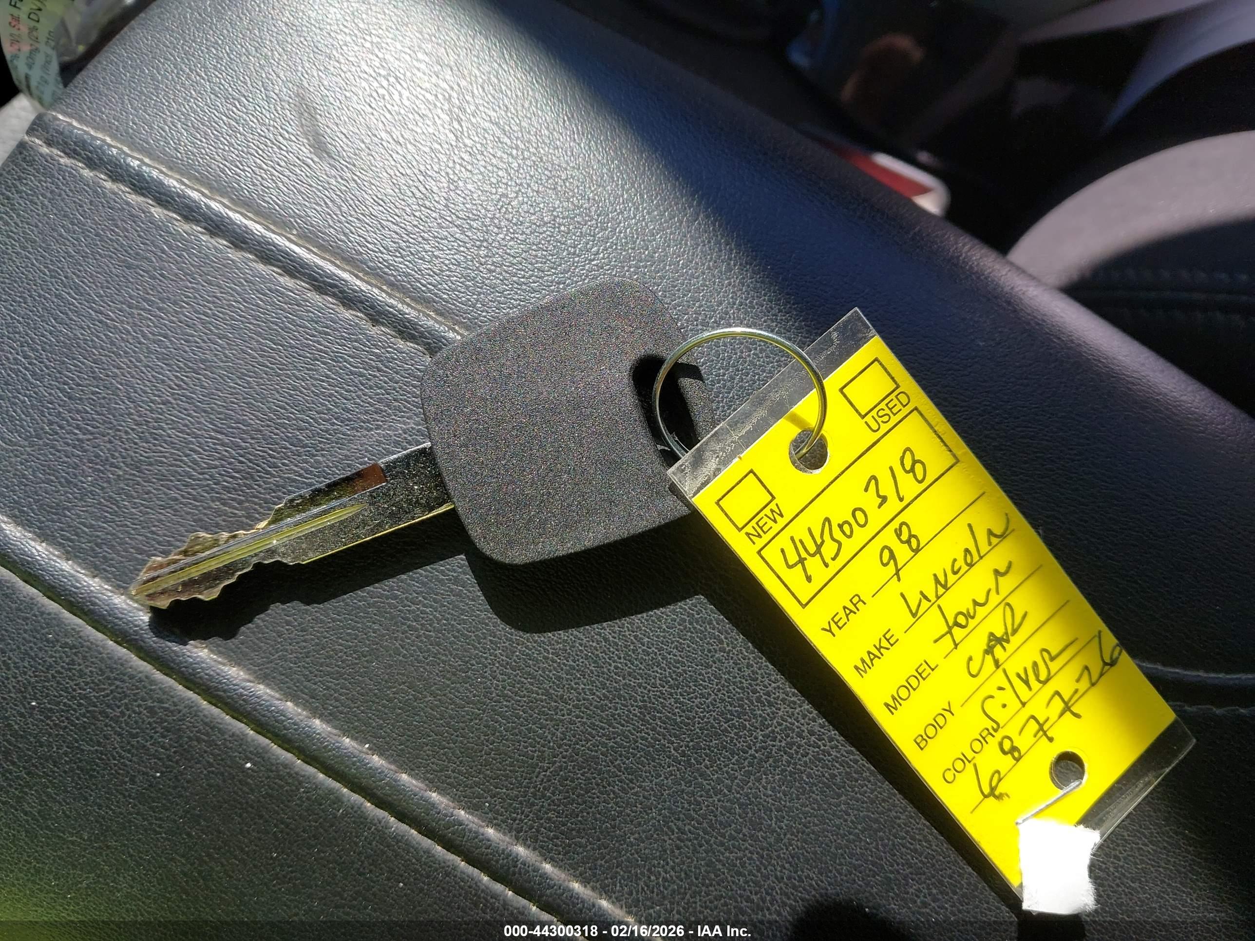 LINCOLN TOWN image 11