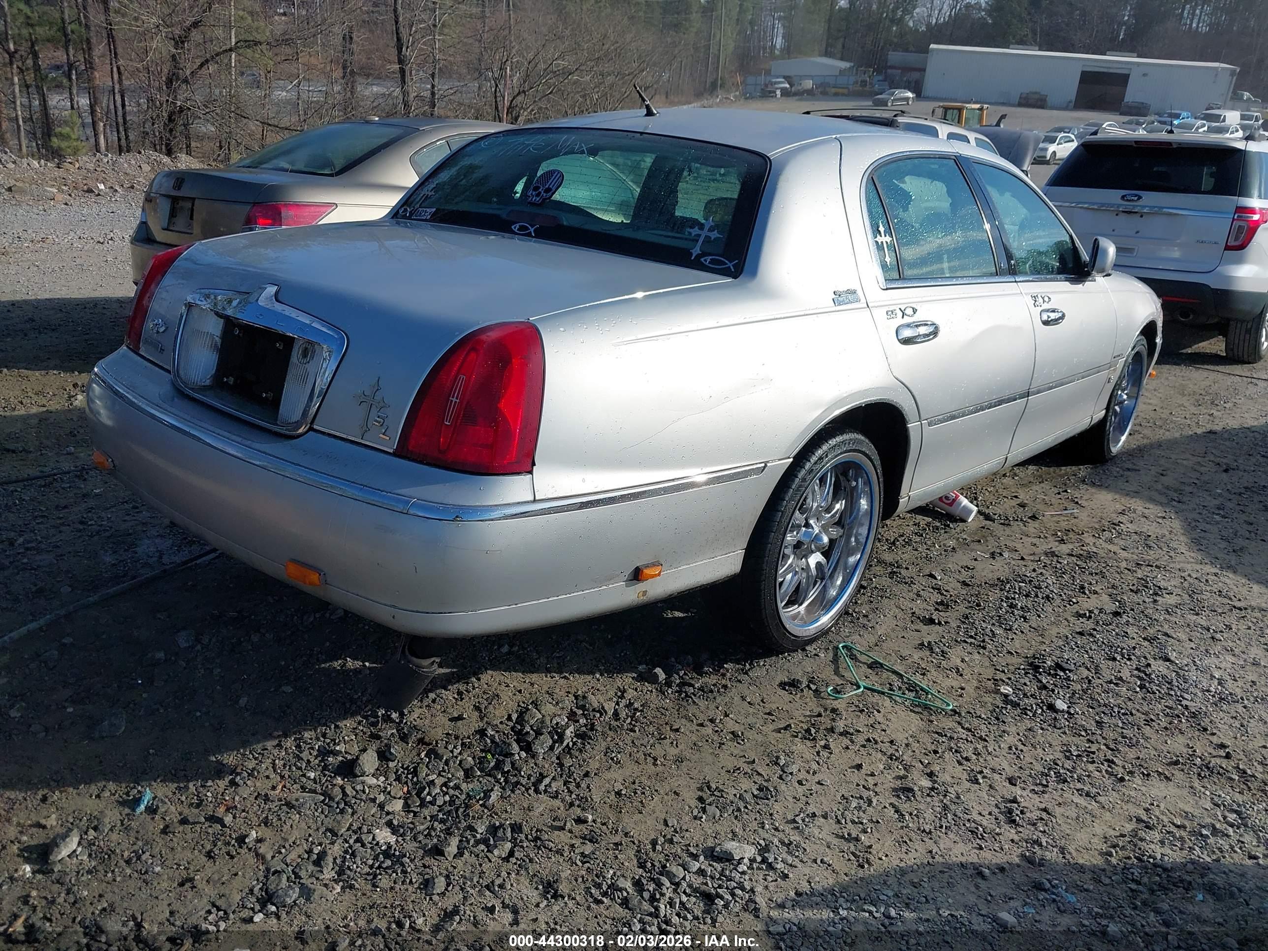 LINCOLN TOWN image 4