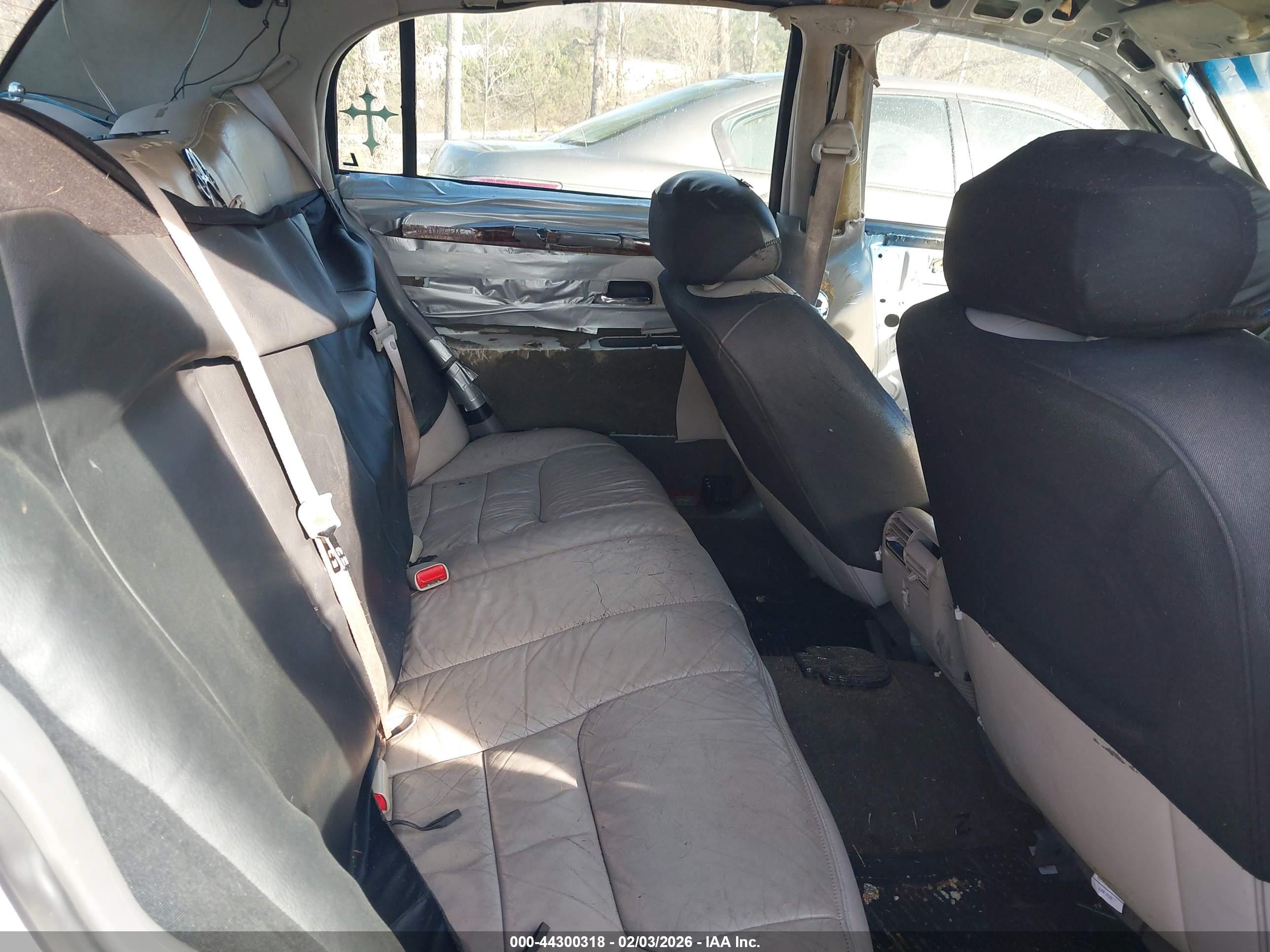 LINCOLN TOWN image 8