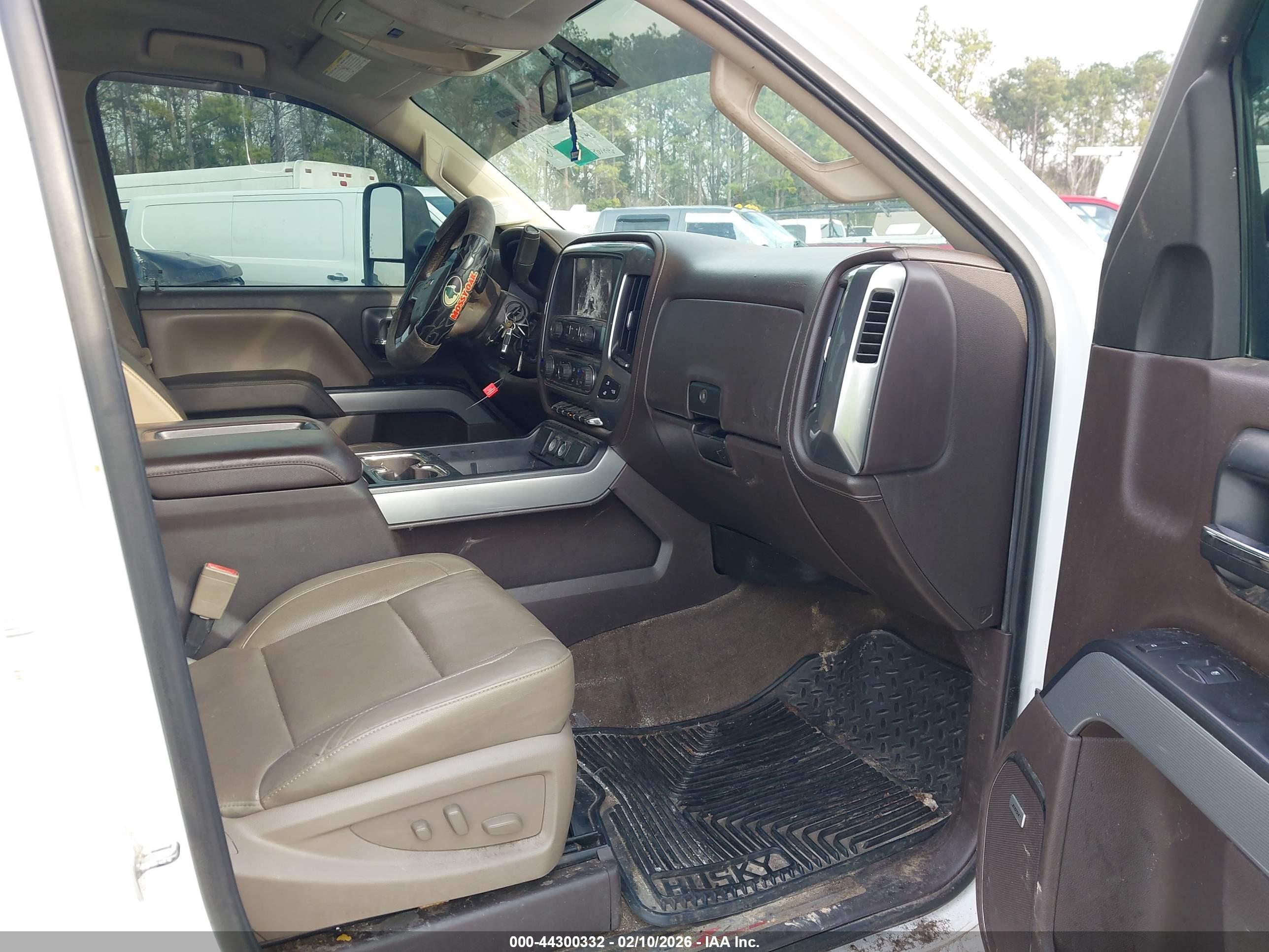 CHEVROLET SILVERADO image 5