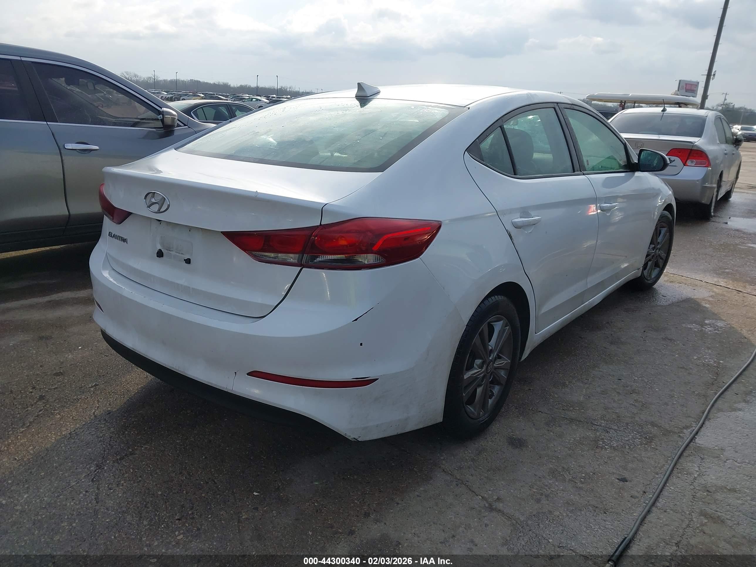 HYUNDAI ELANTRA image 4