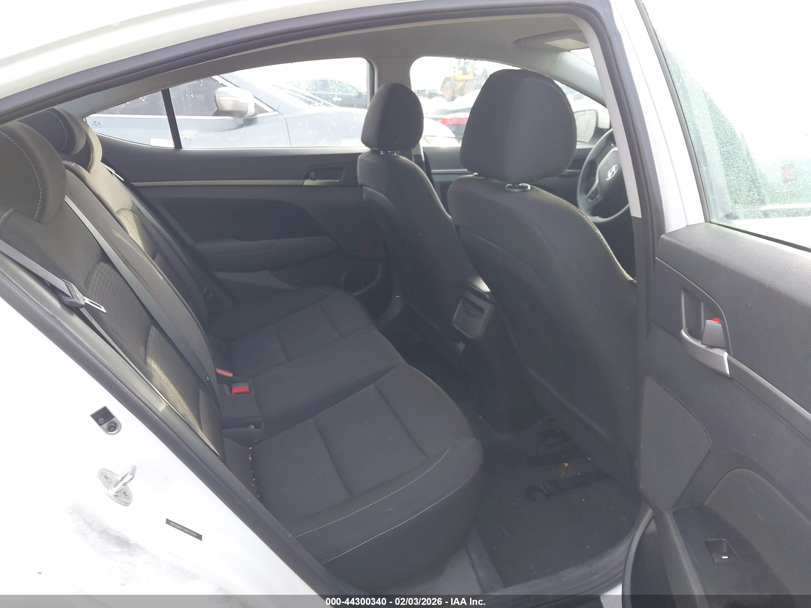 HYUNDAI ELANTRA image 8