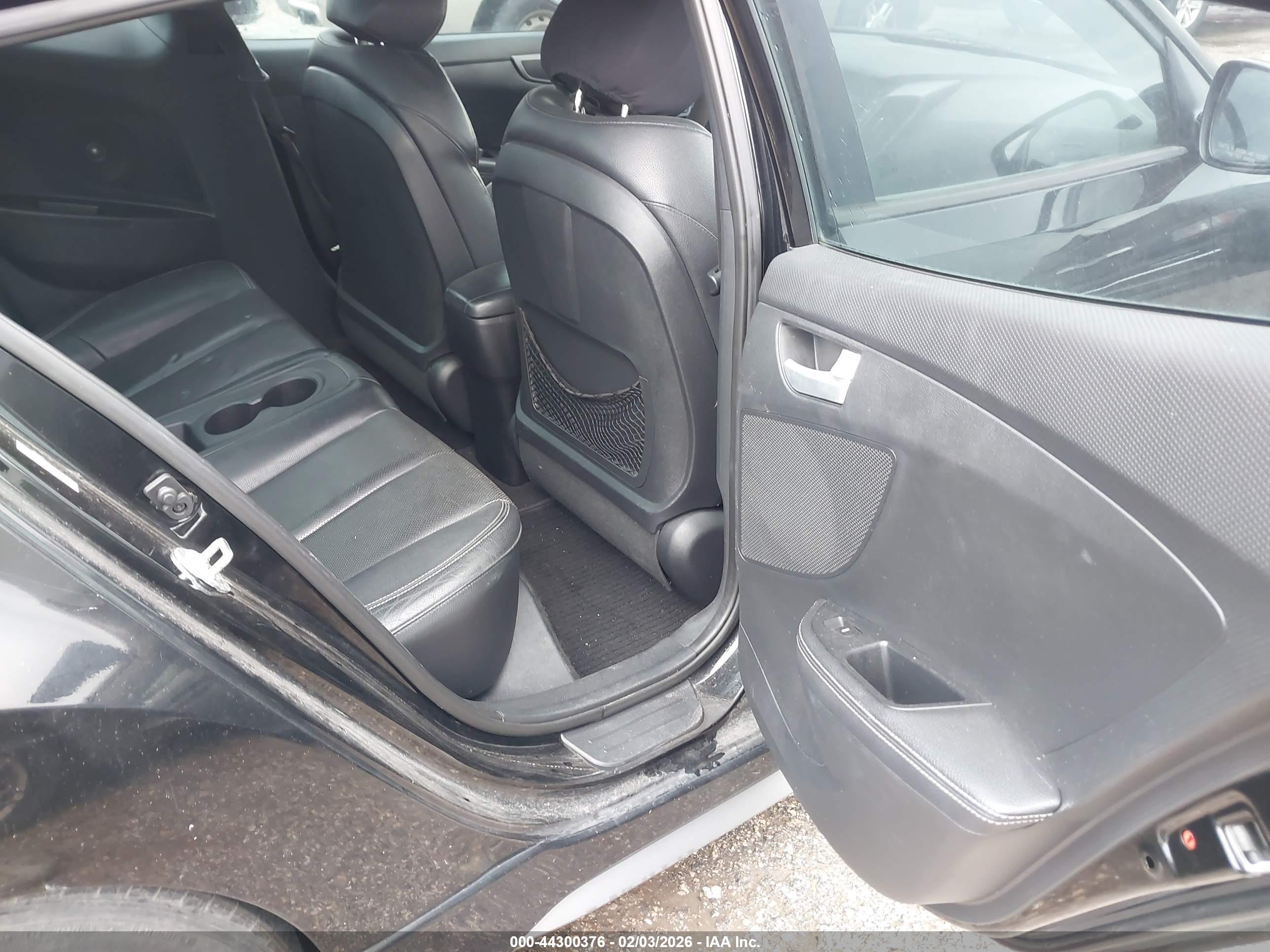 HYUNDAI VELOSTER image 8