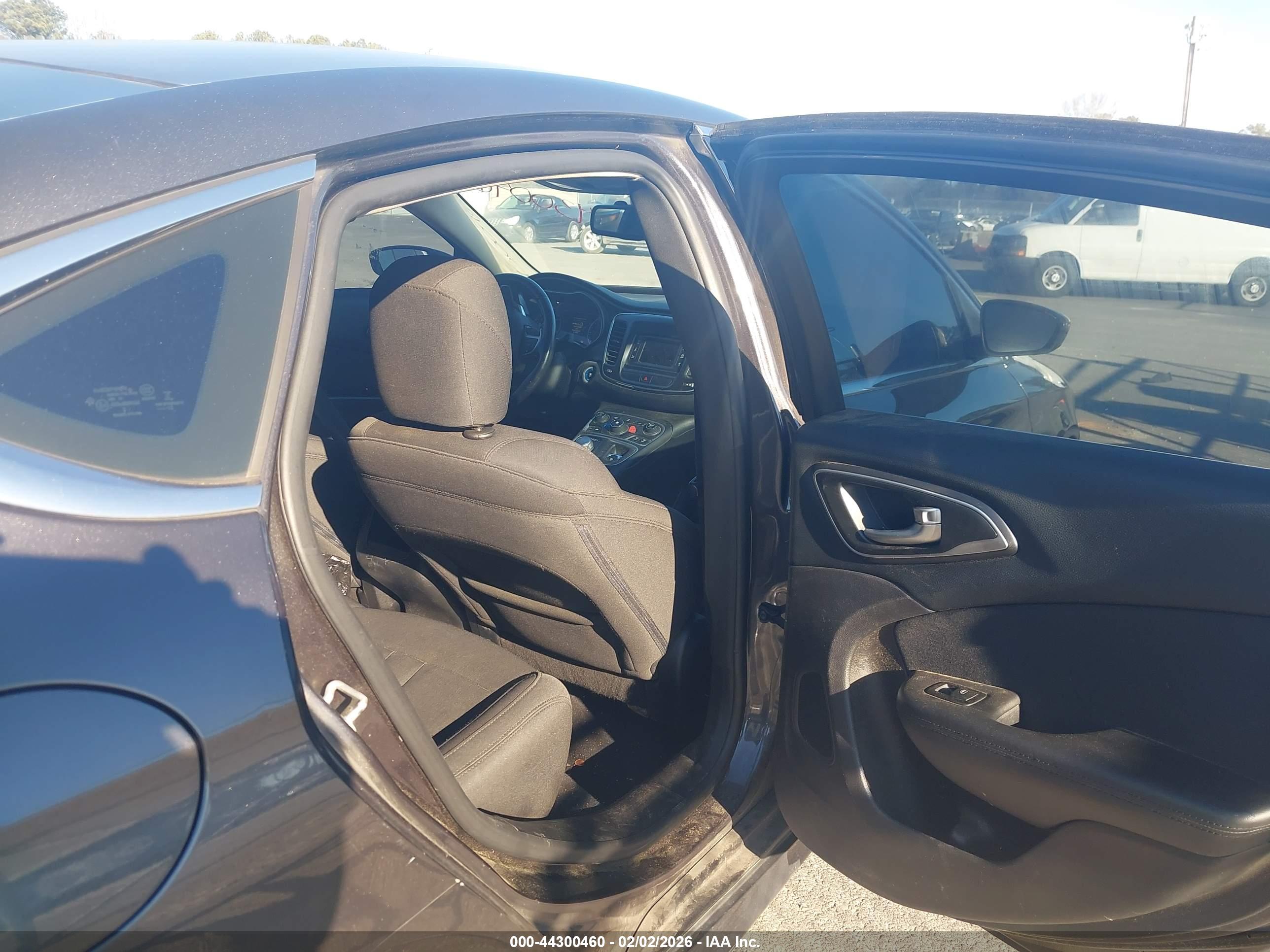 CHRYSLER 200 image 8