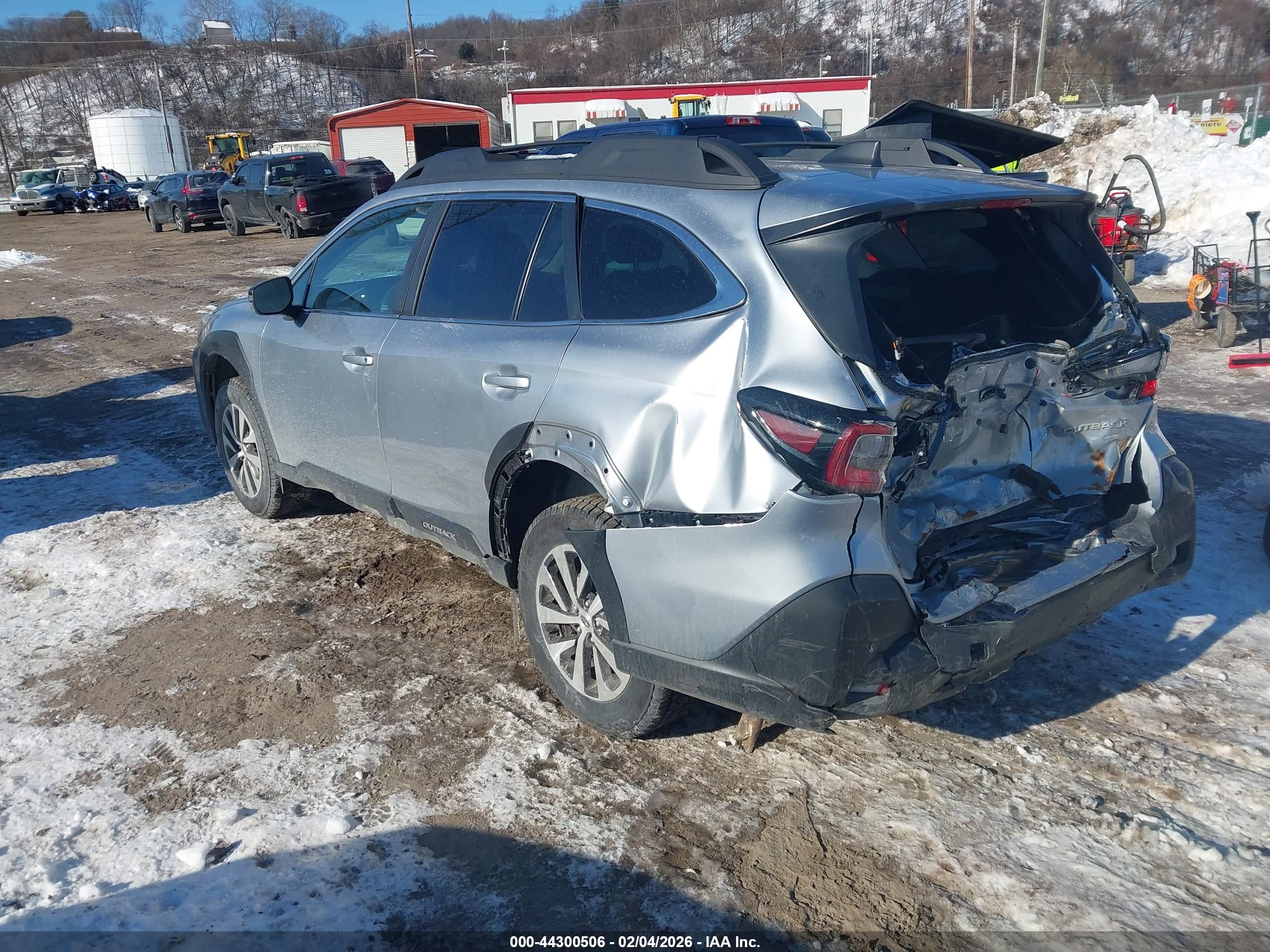 SUBARU OUTBACK image 3