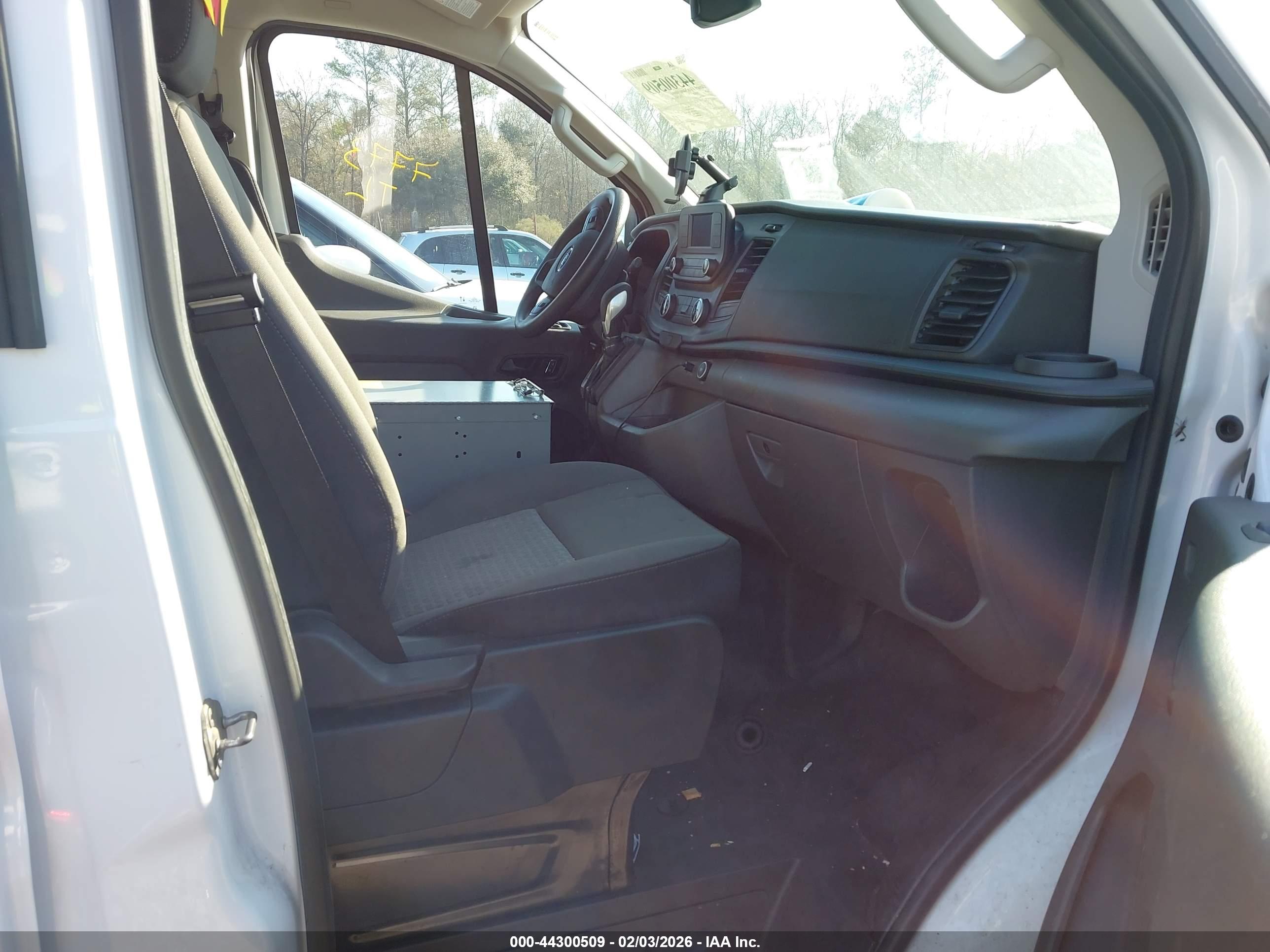FORD TRANSIT-150 image 5