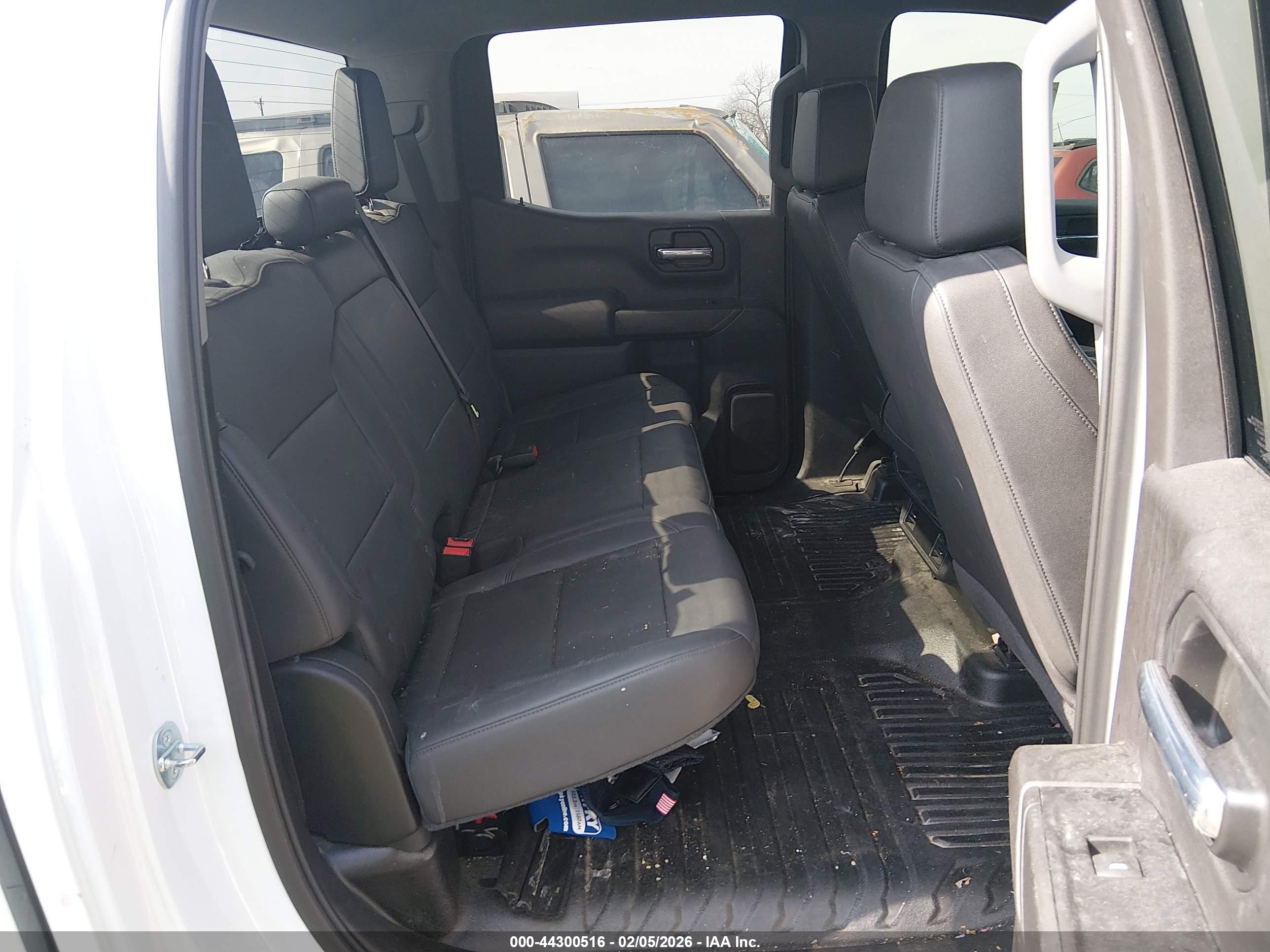 CHEVROLET SILVERADO image 8