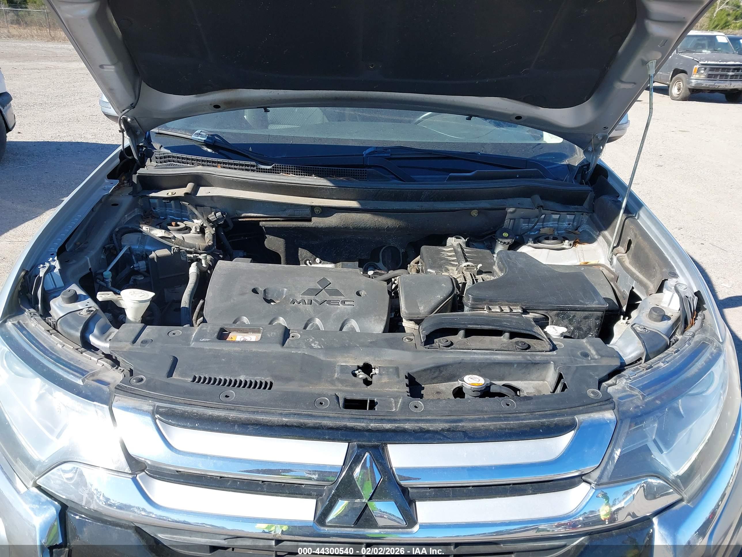 MITSUBISHI OUTLANDER image 10