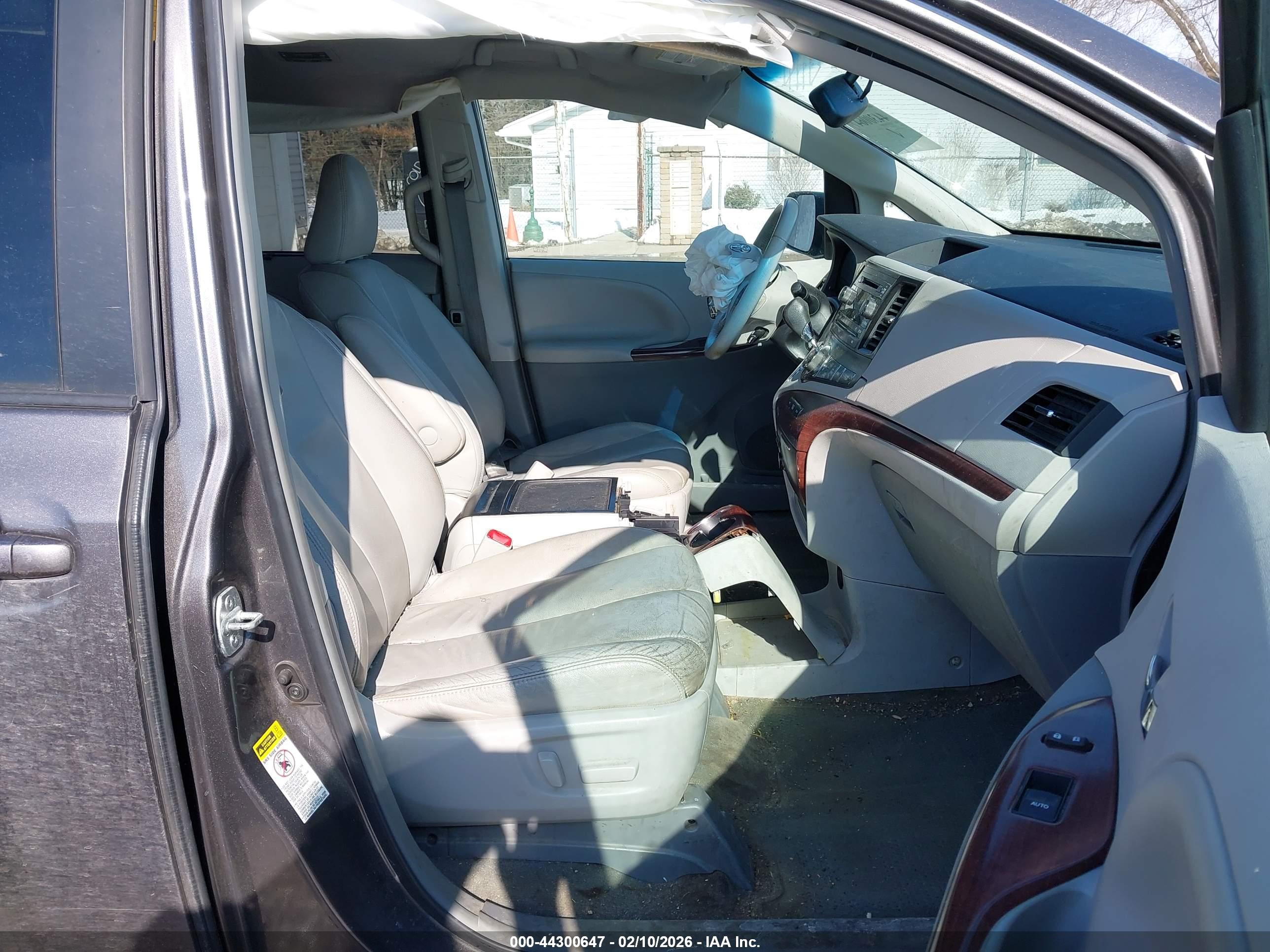 TOYOTA SIENNA image 5
