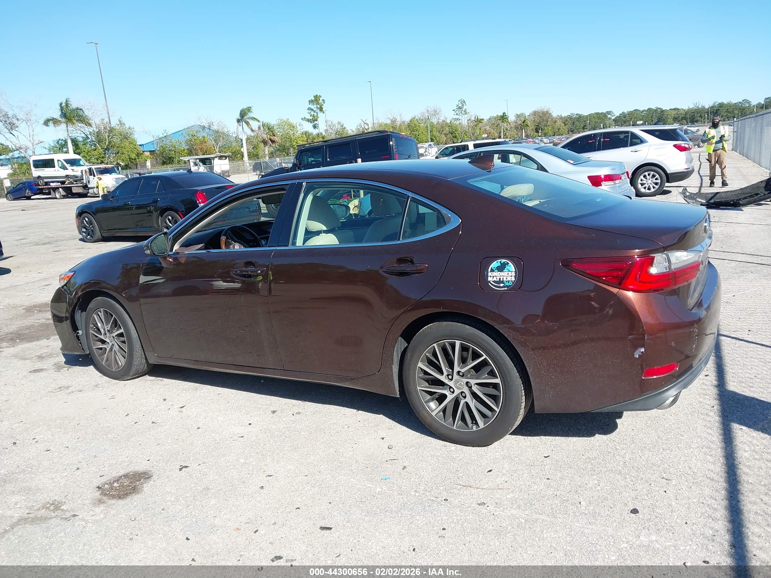 LEXUS ES image 3