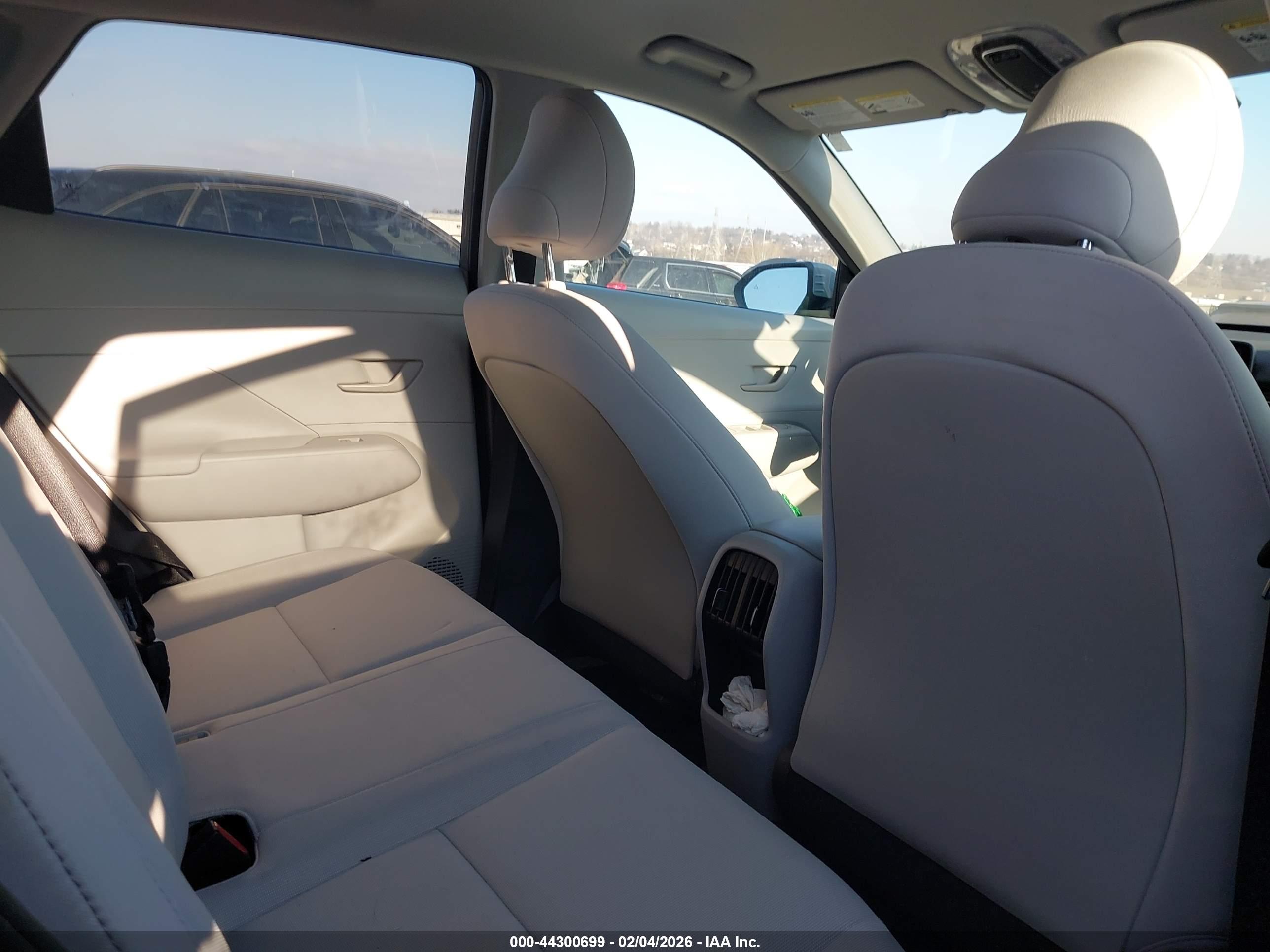 HYUNDAI KONA image 8