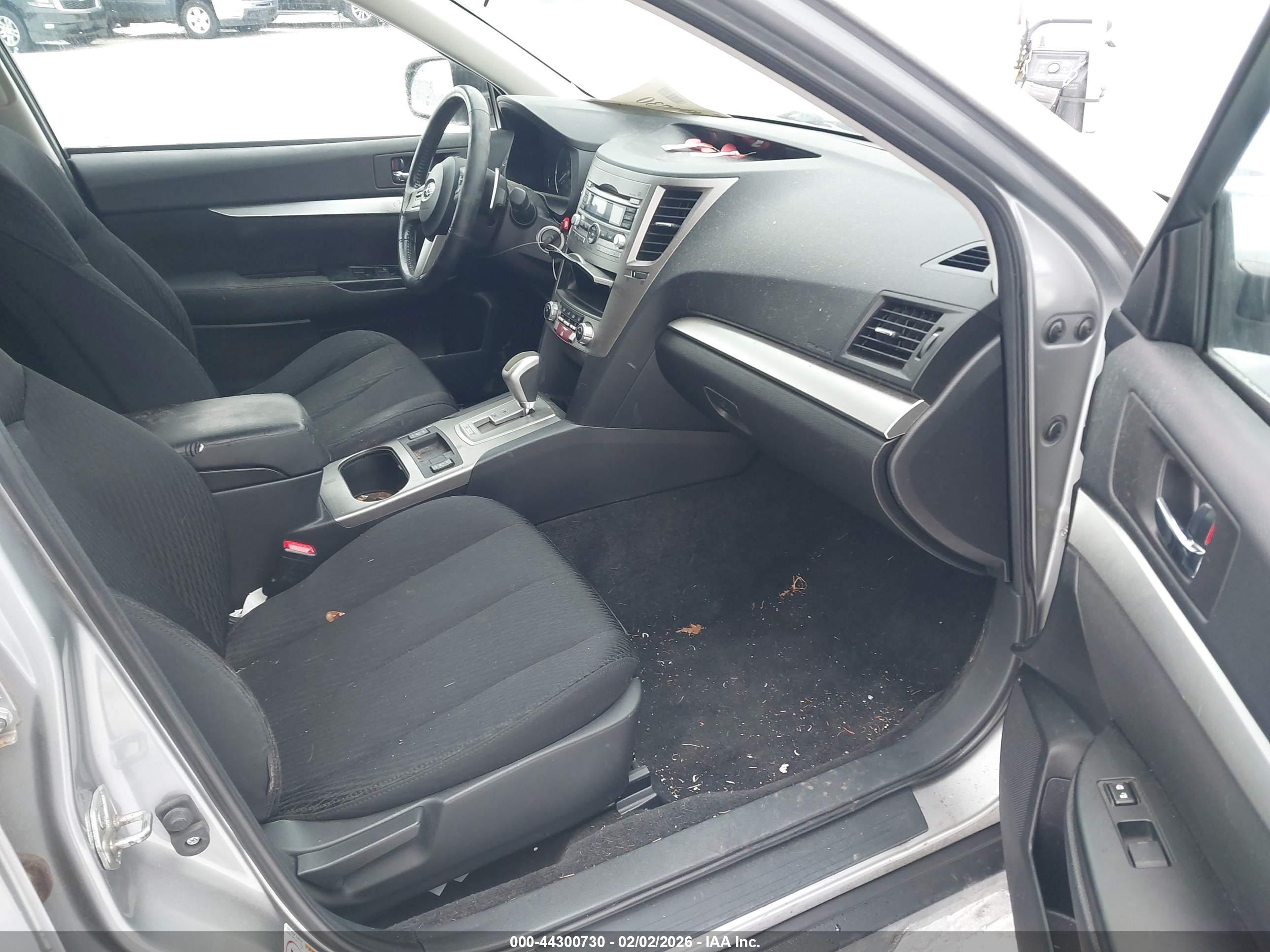 SUBARU OUTBACK image 5