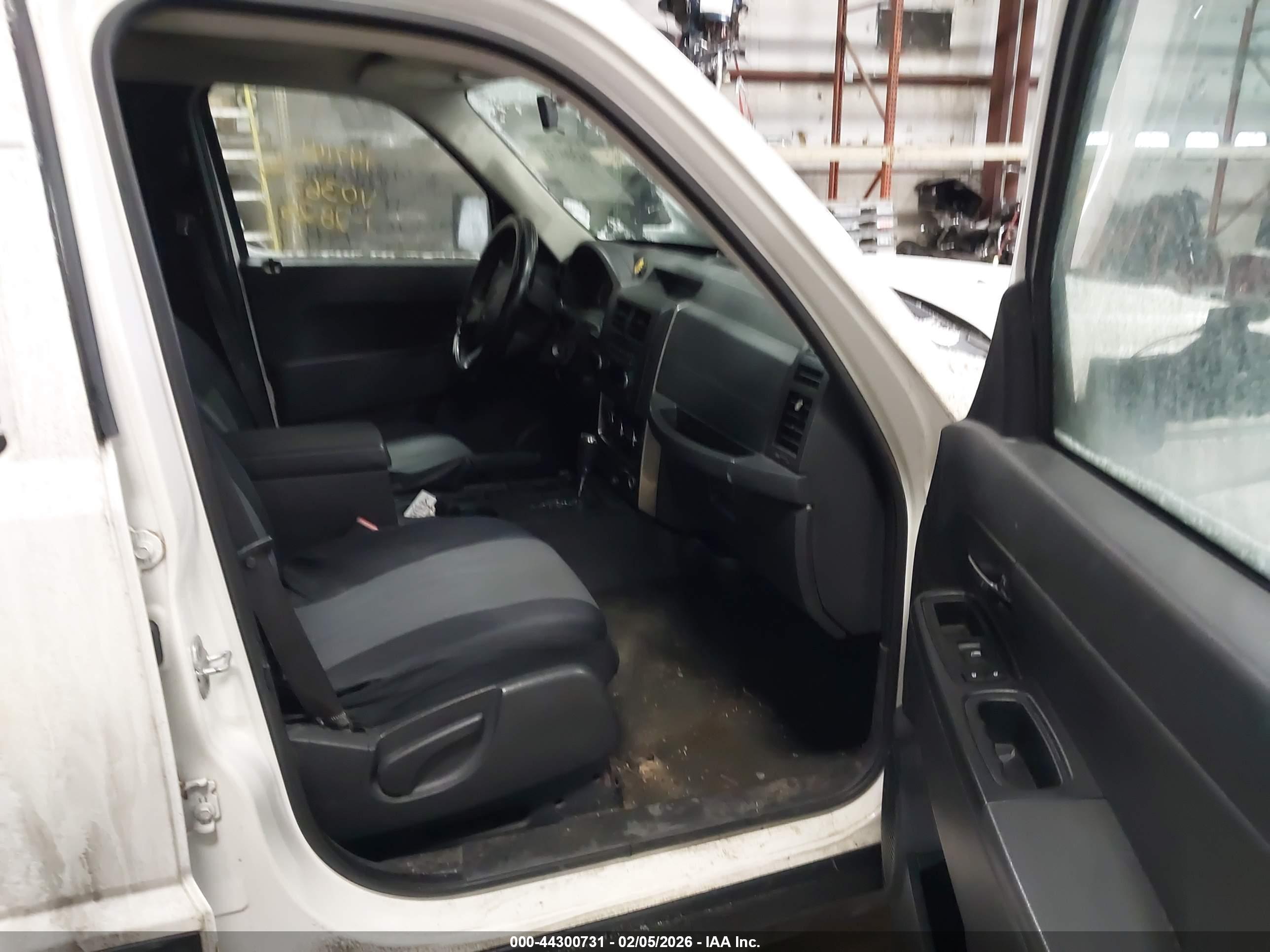 JEEP LIBERTY image 5