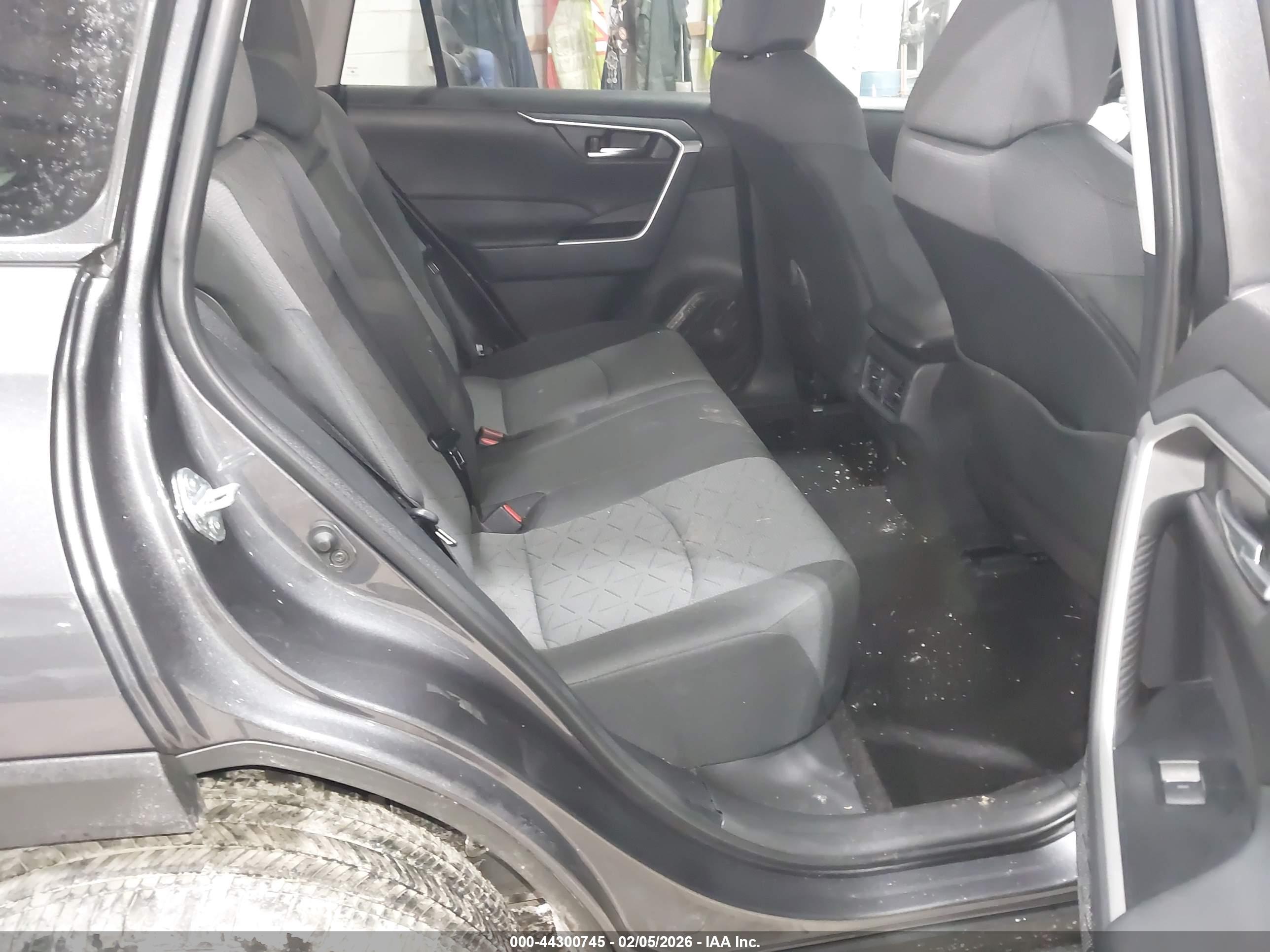 TOYOTA RAV4 image 8