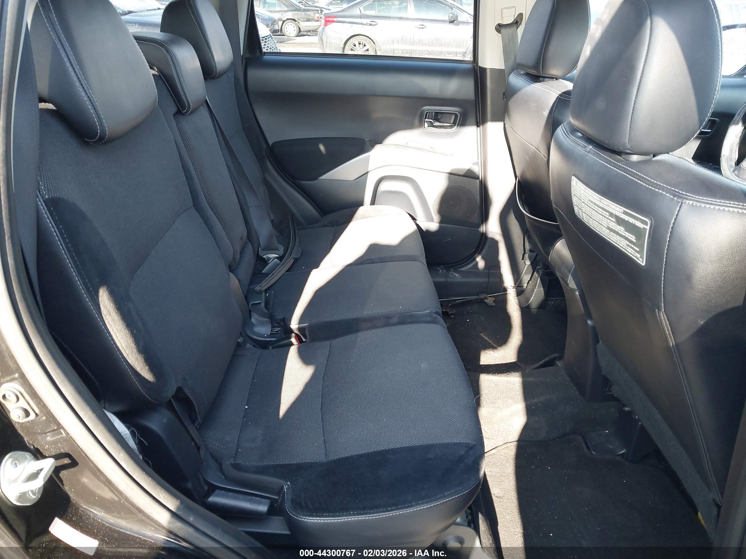 MITSUBISHI OUTLANDER image 8