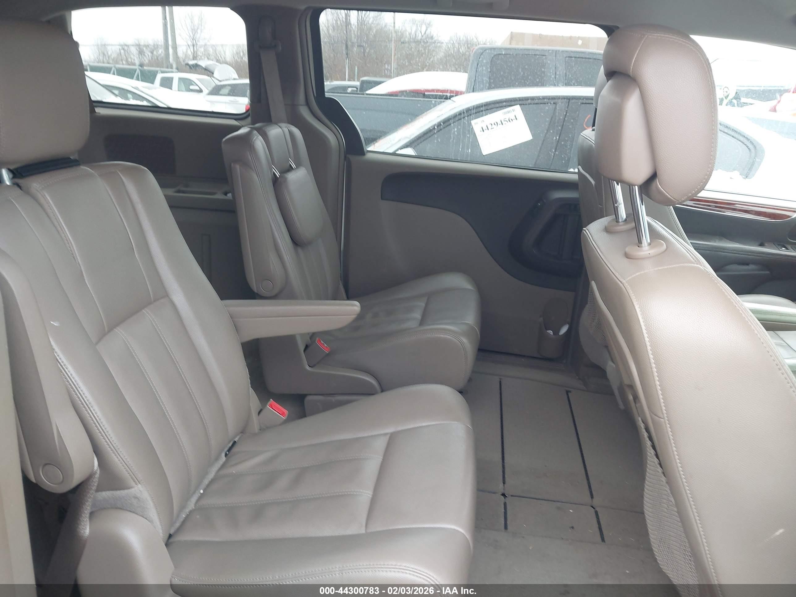CHRYSLER TOWN image 8