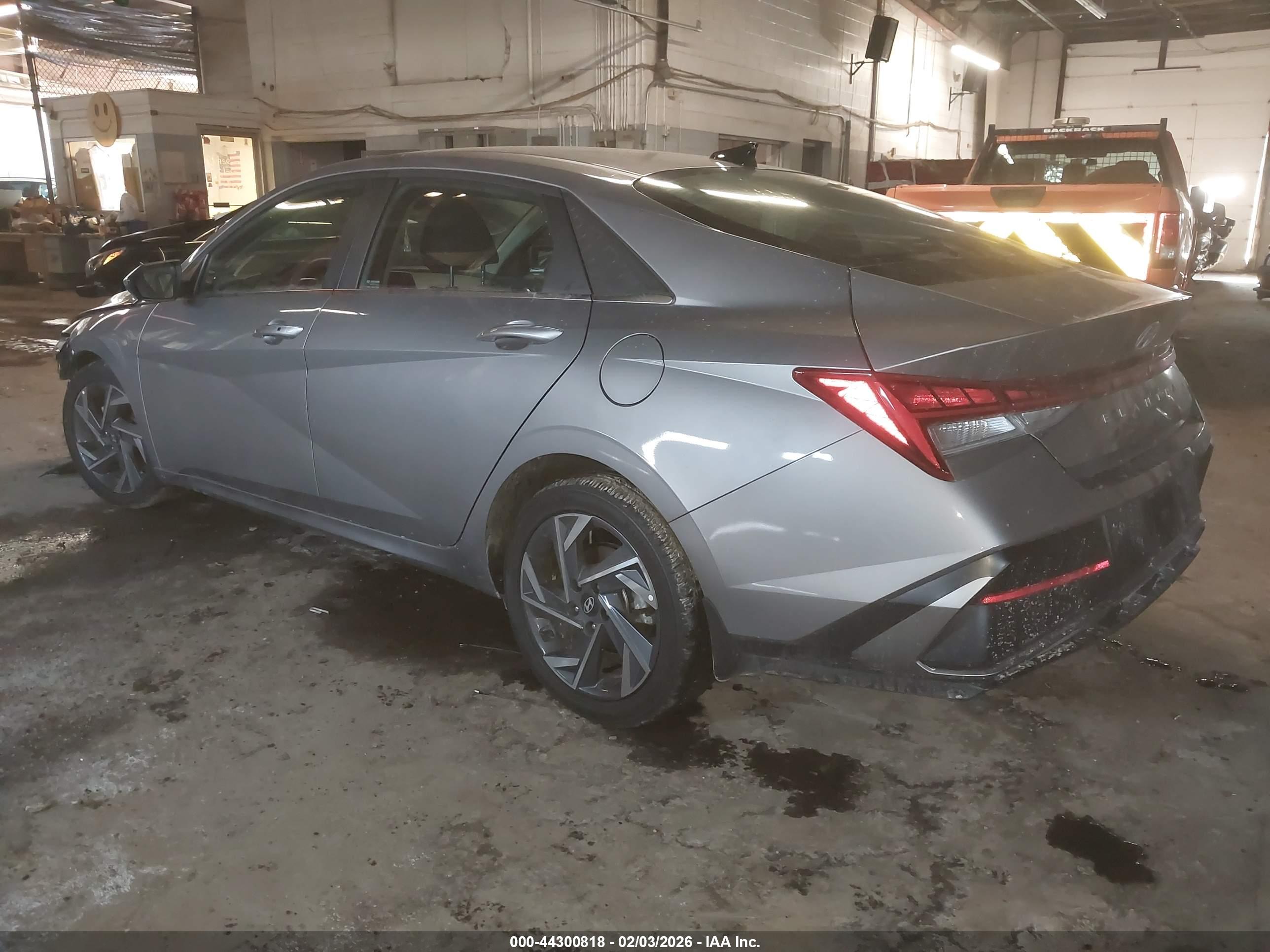 HYUNDAI ELANTRA image 3