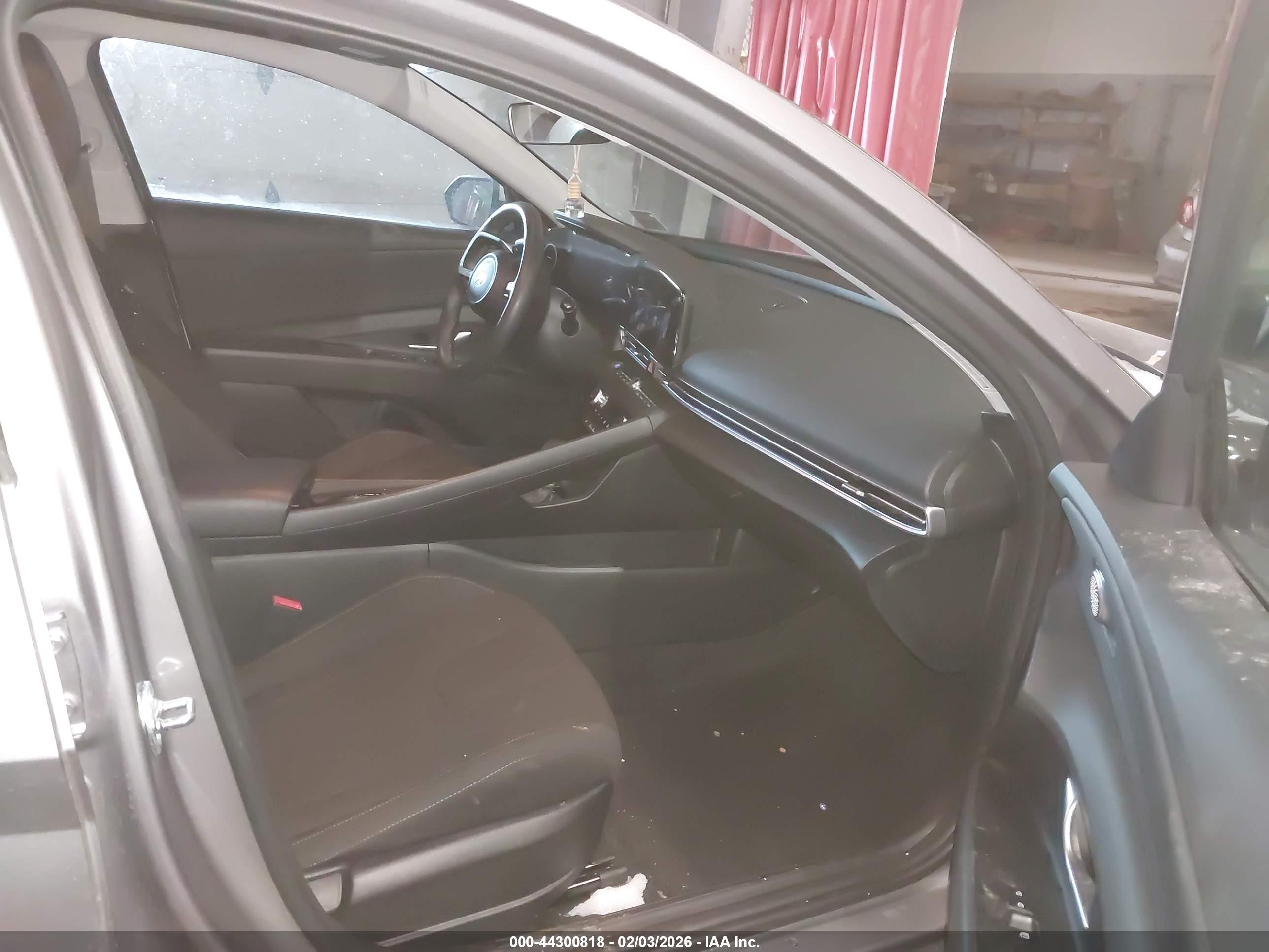 HYUNDAI ELANTRA image 5