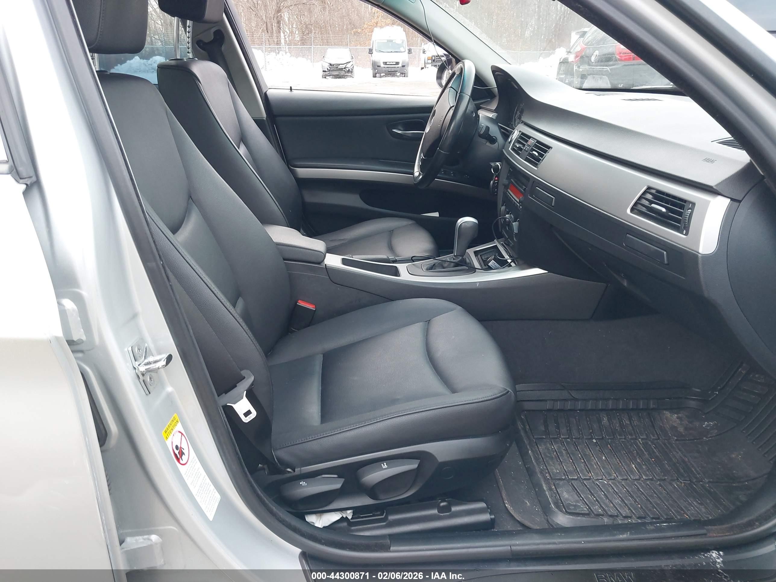 BMW 323I image 5