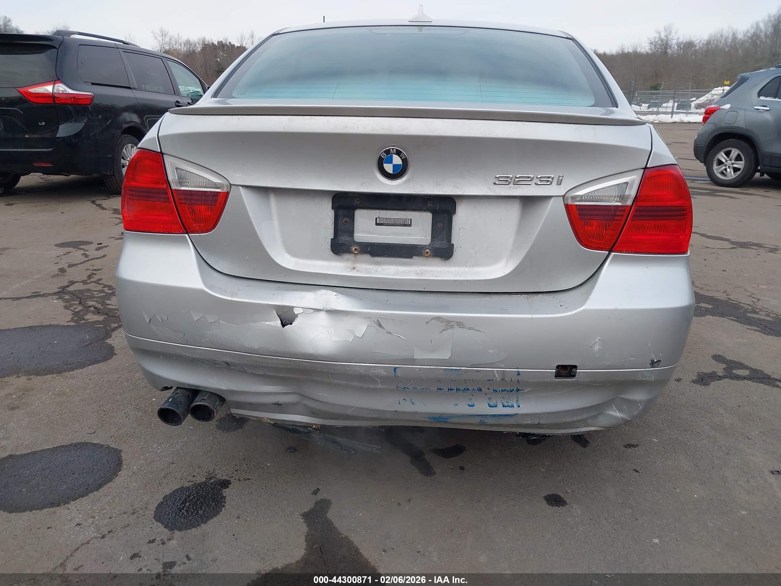 BMW 323I image 6