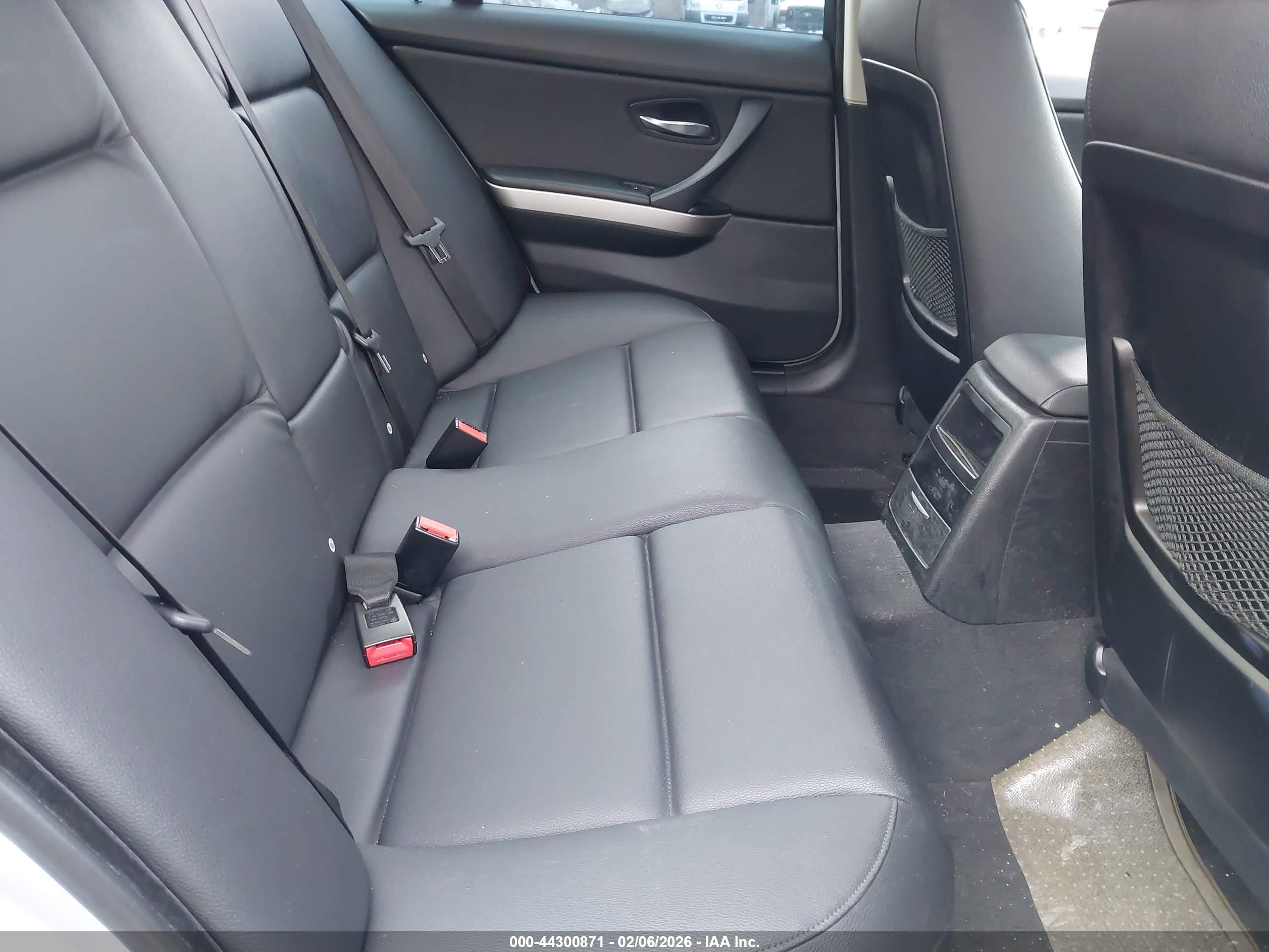 BMW 323I image 8
