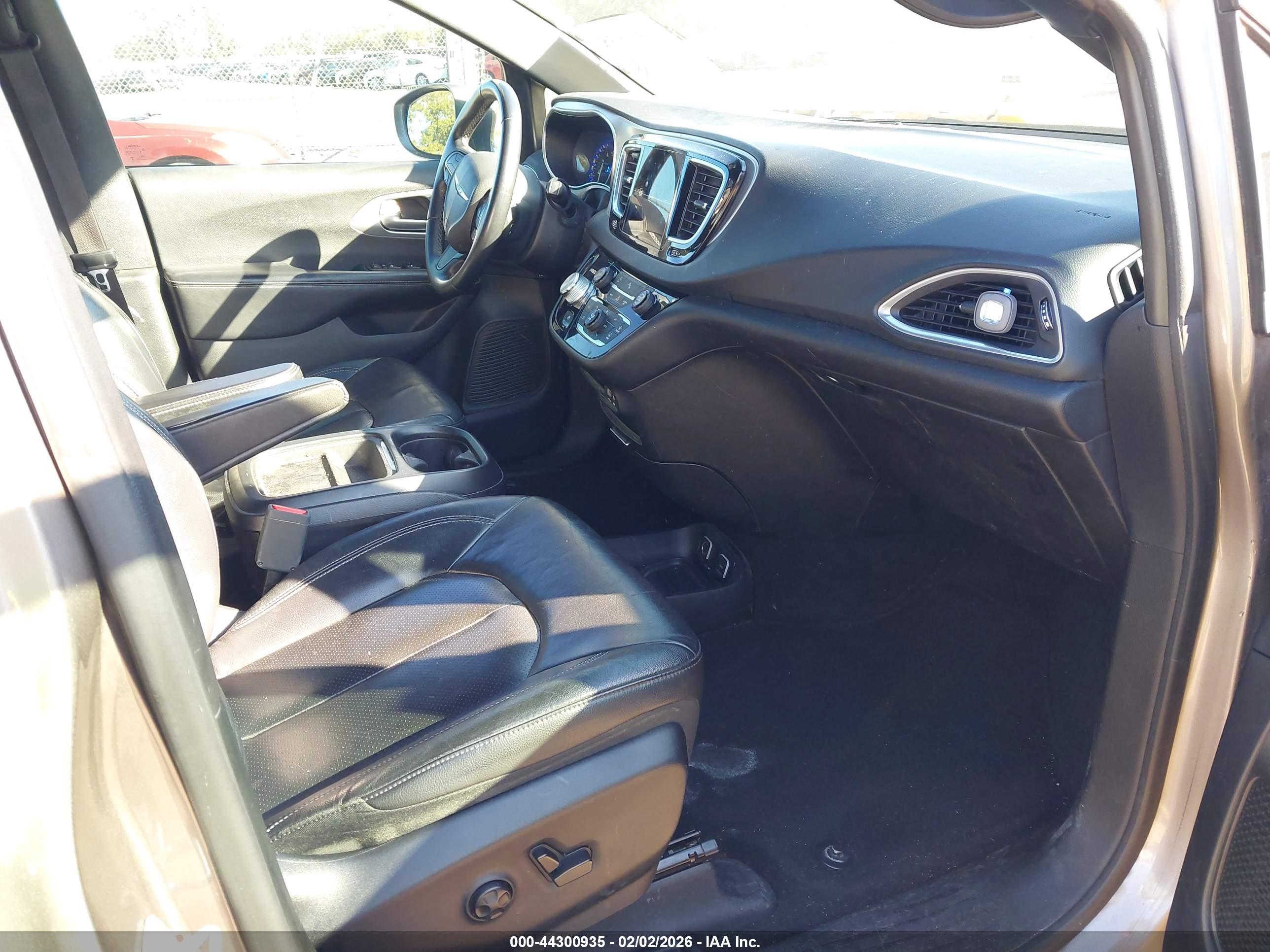 CHRYSLER PACIFICA image 5