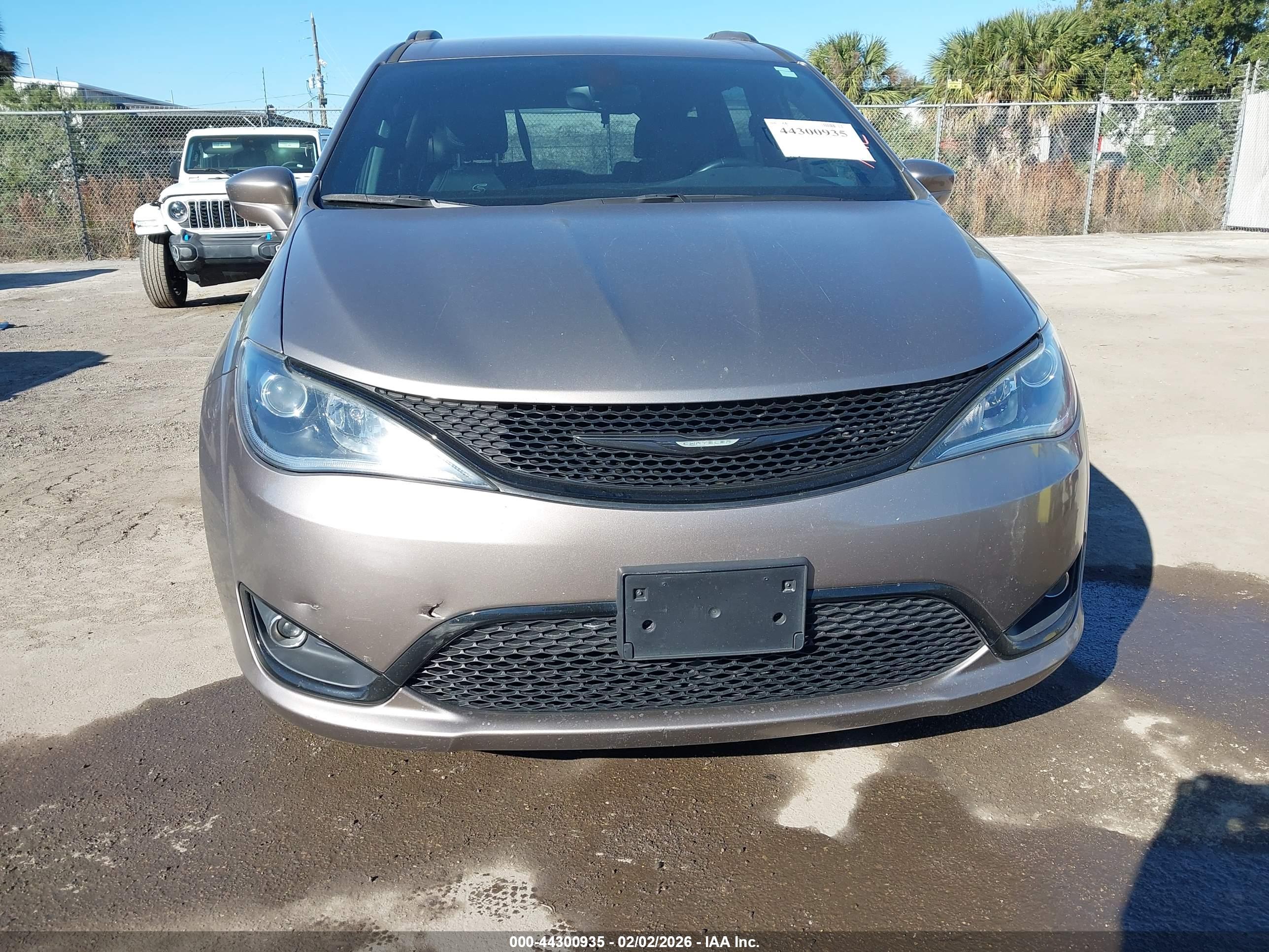 CHRYSLER PACIFICA image 6