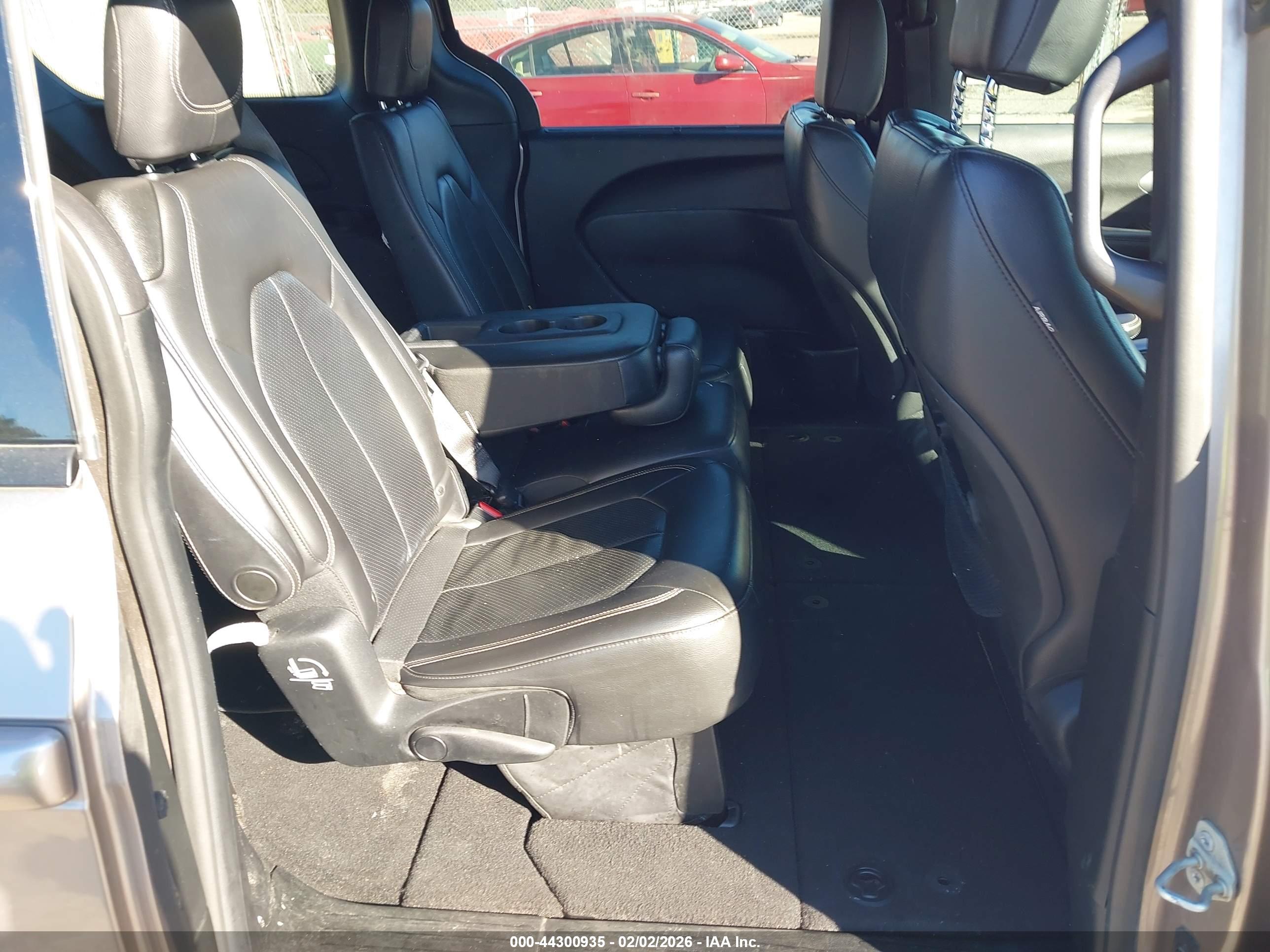 CHRYSLER PACIFICA image 8