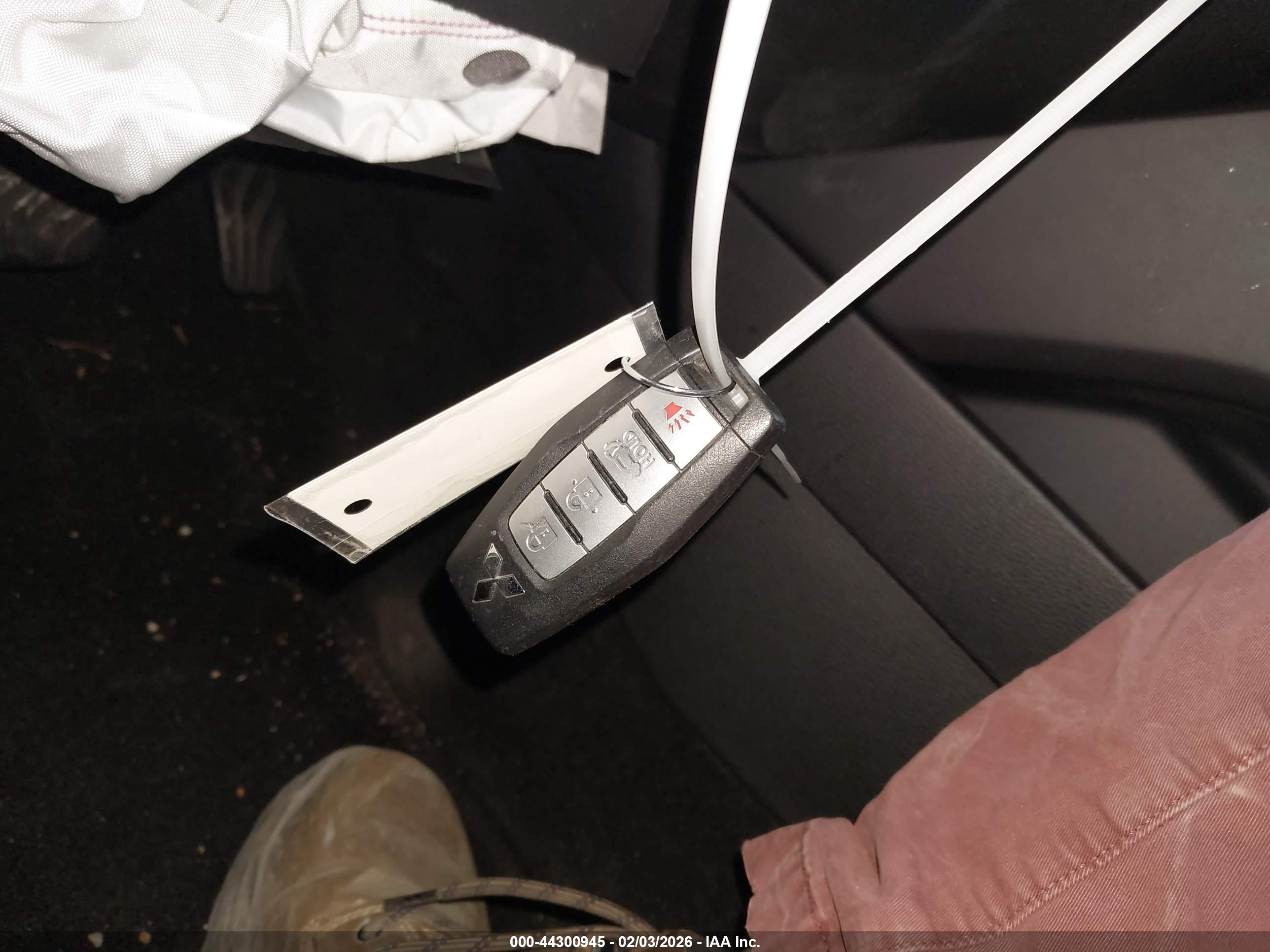 MITSUBISHI OUTLANDER image 11