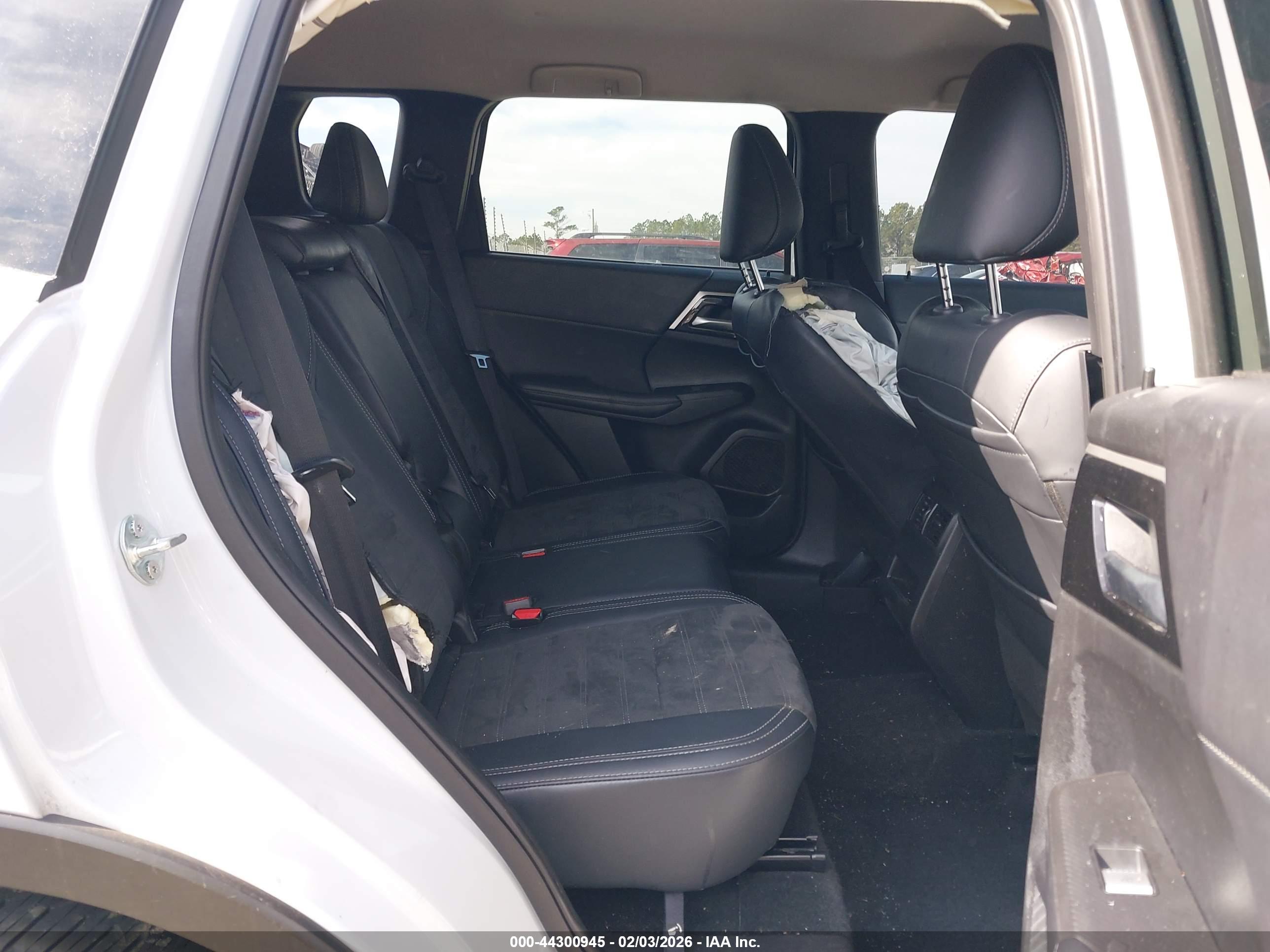 MITSUBISHI OUTLANDER image 8