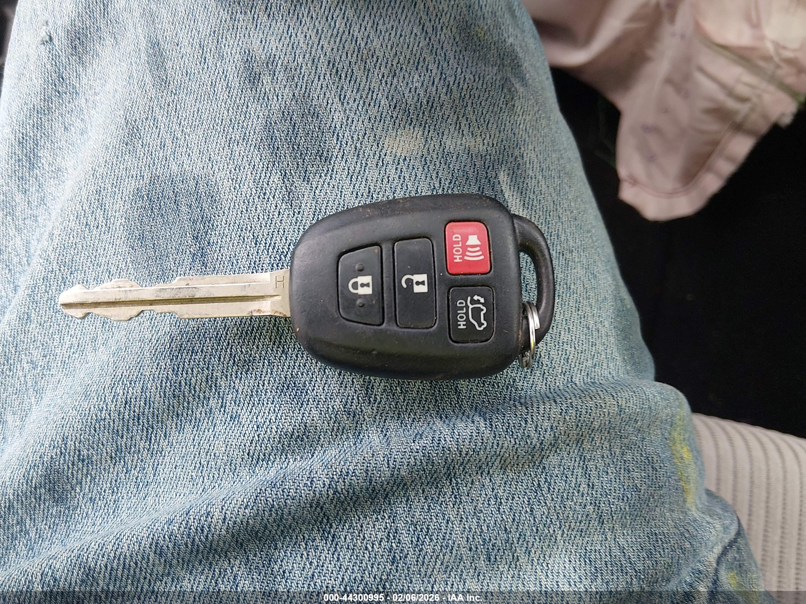 TOYOTA RAV4 image 11