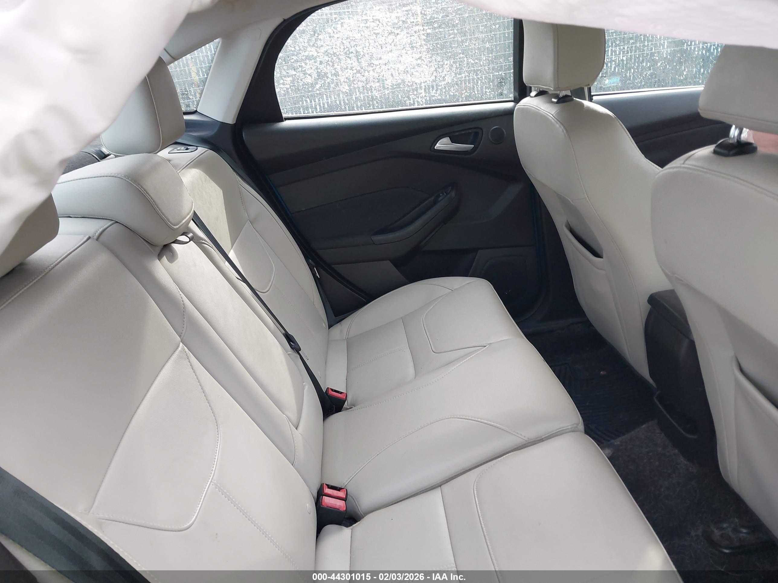 FORD FOCUS image 8