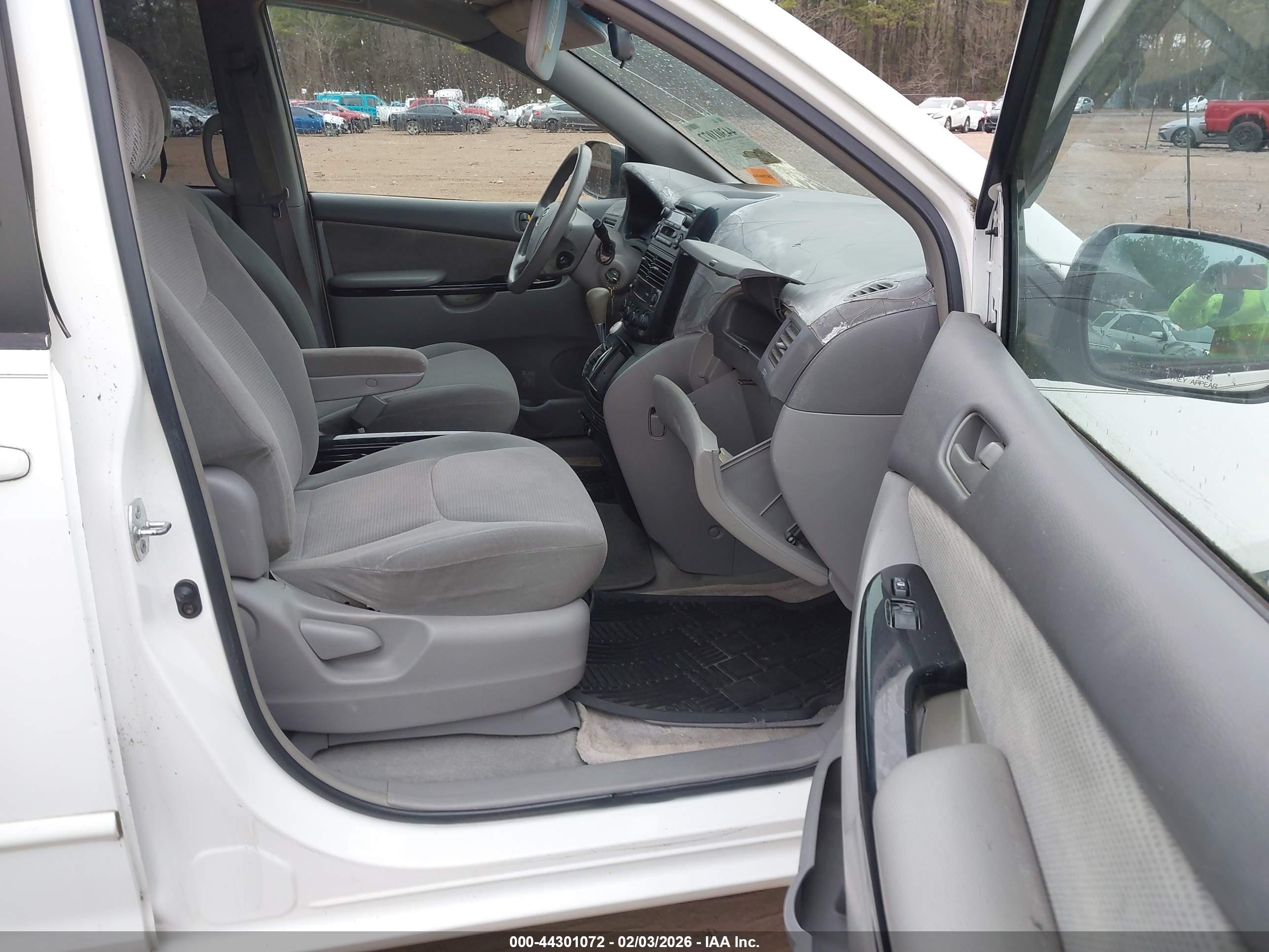 TOYOTA SIENNA image 5