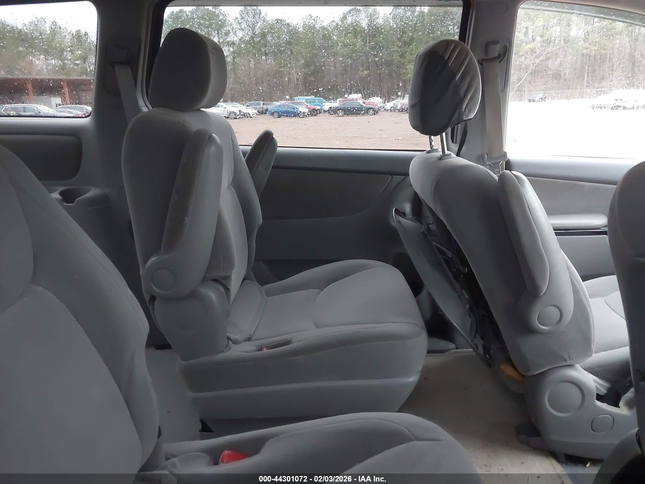 TOYOTA SIENNA image 8