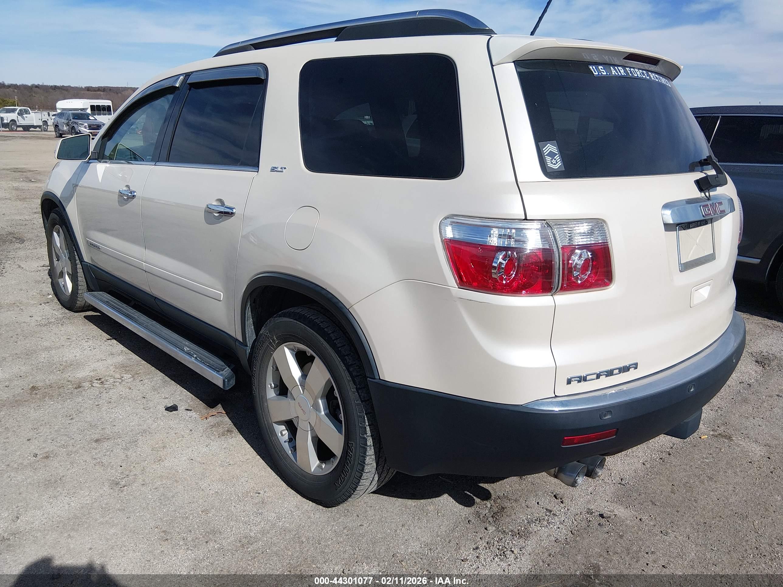 GMC ACADIA image 3