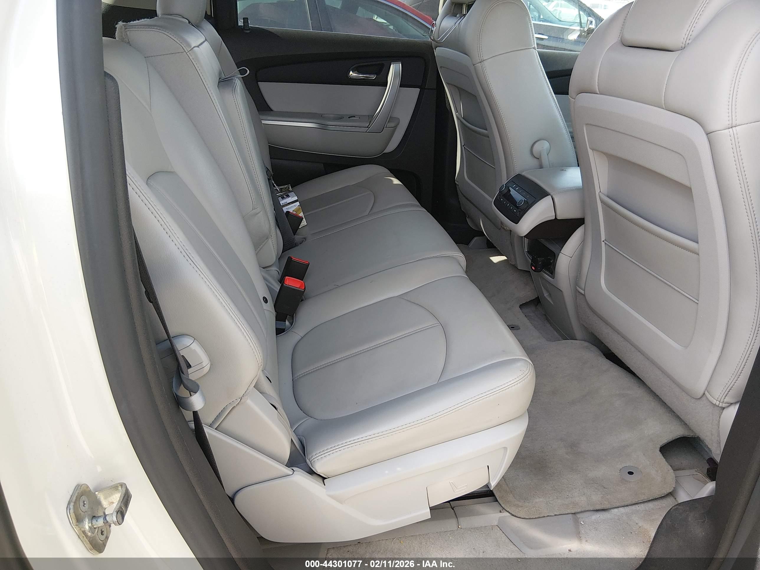 GMC ACADIA image 8