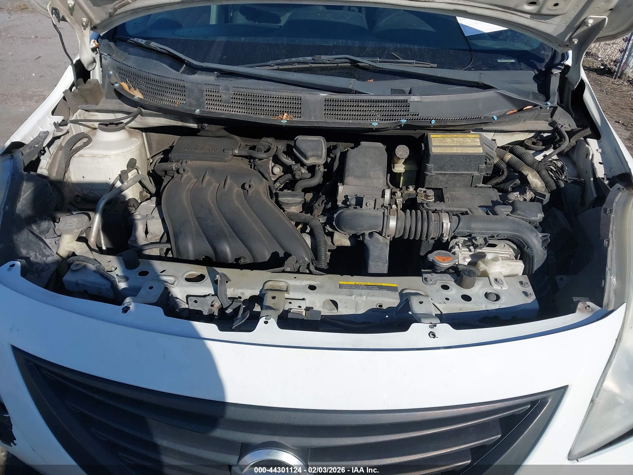 NISSAN VERSA image 10