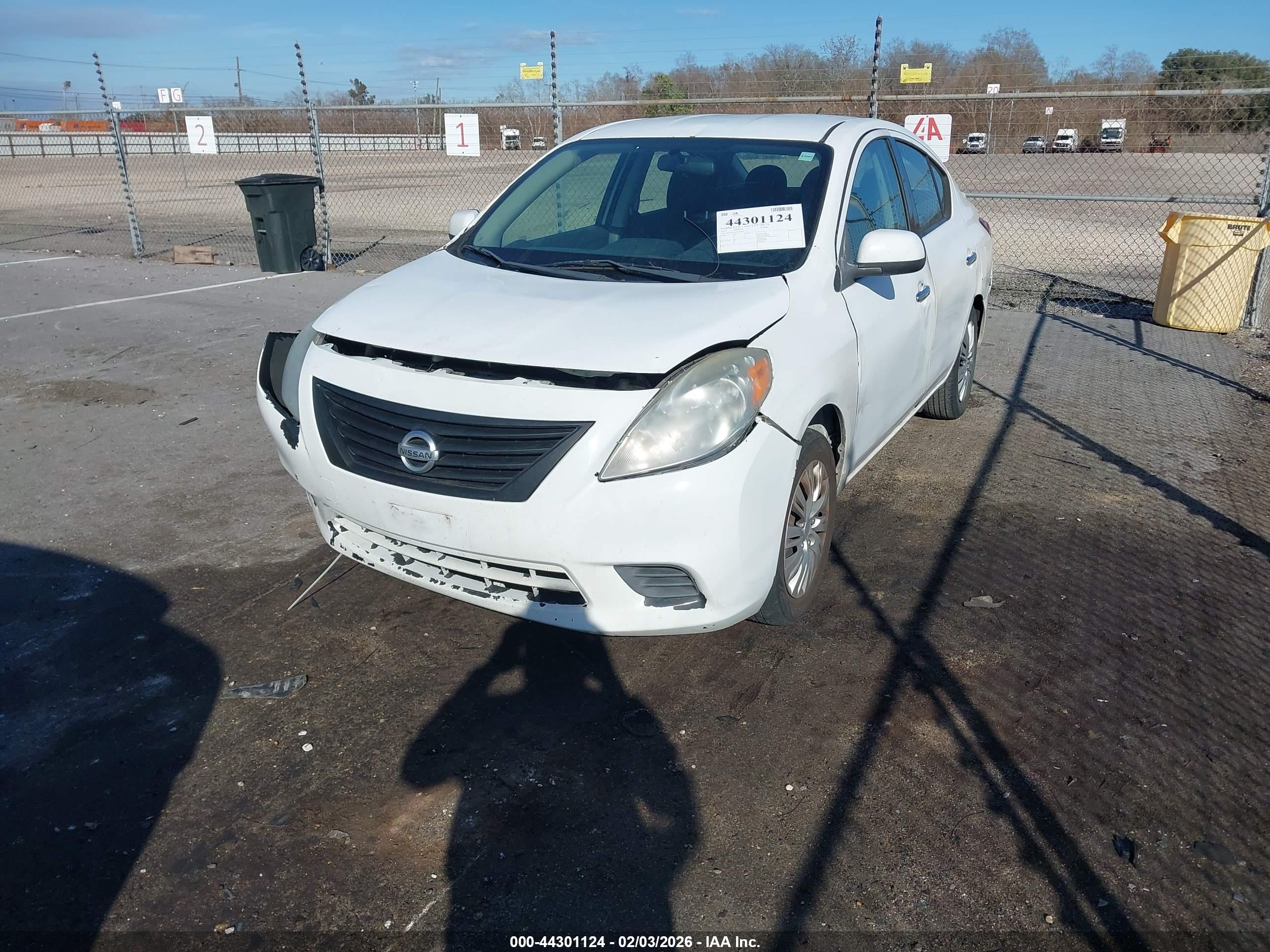NISSAN VERSA image 2