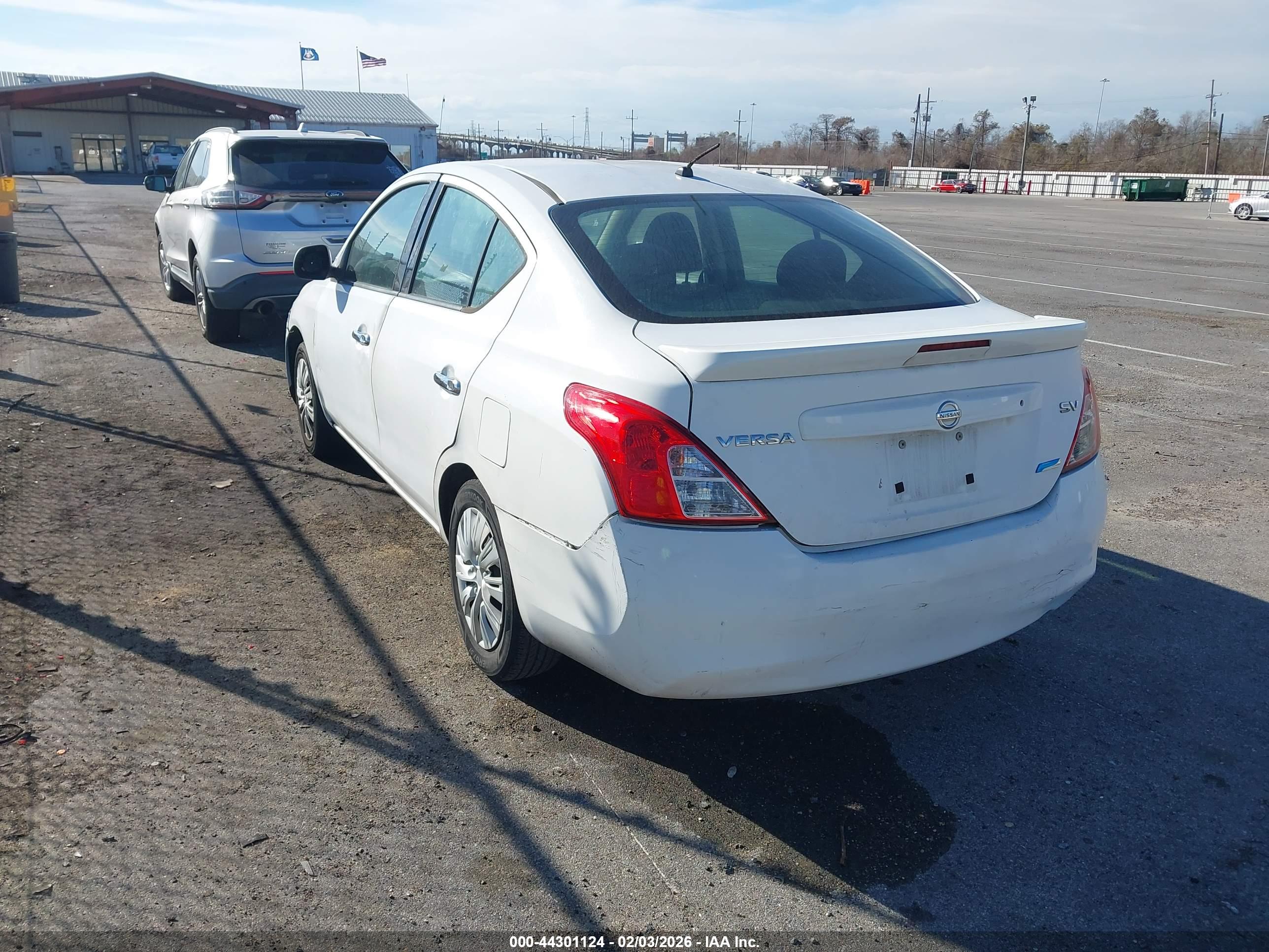 NISSAN VERSA image 3