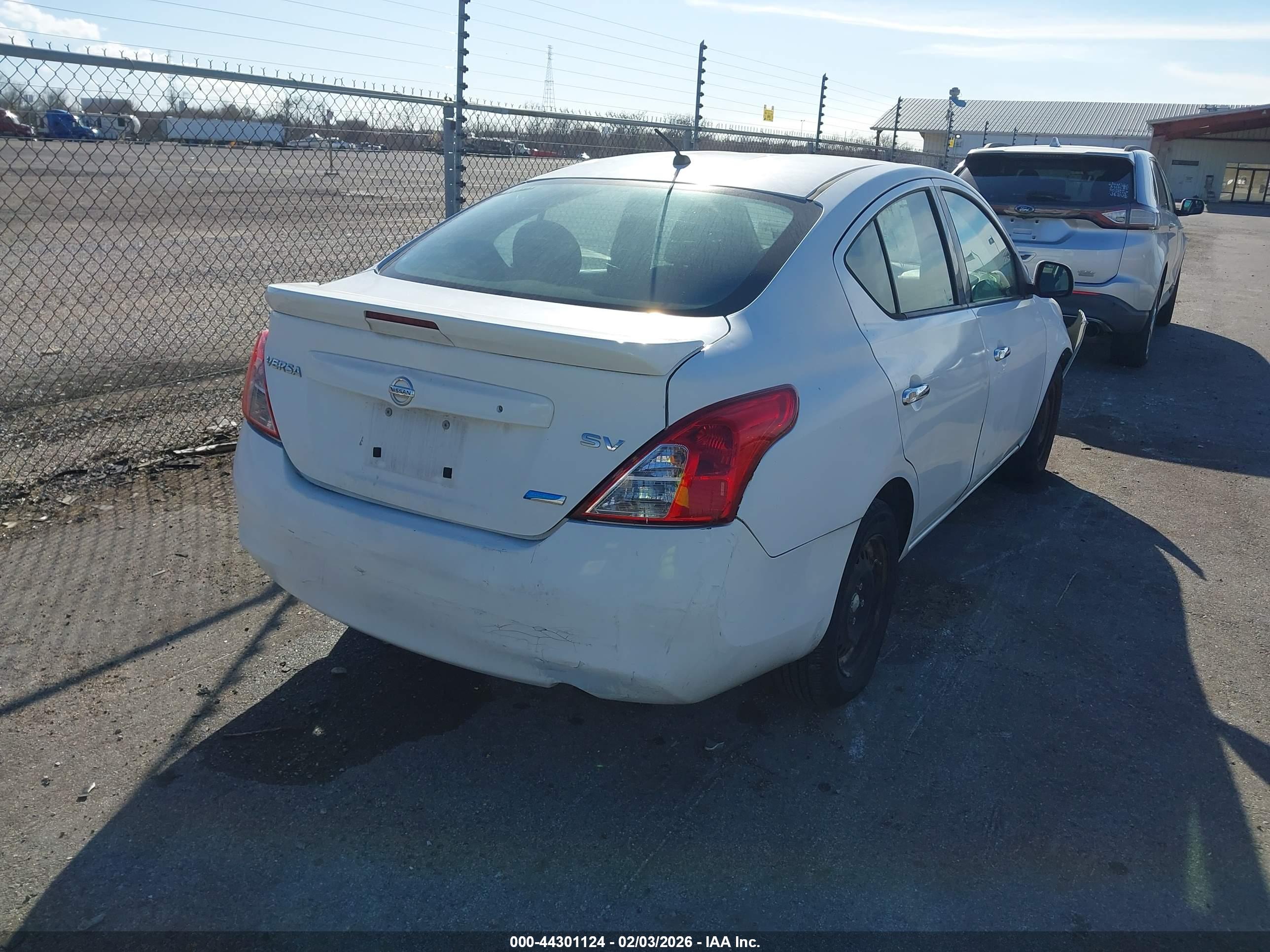 NISSAN VERSA image 4