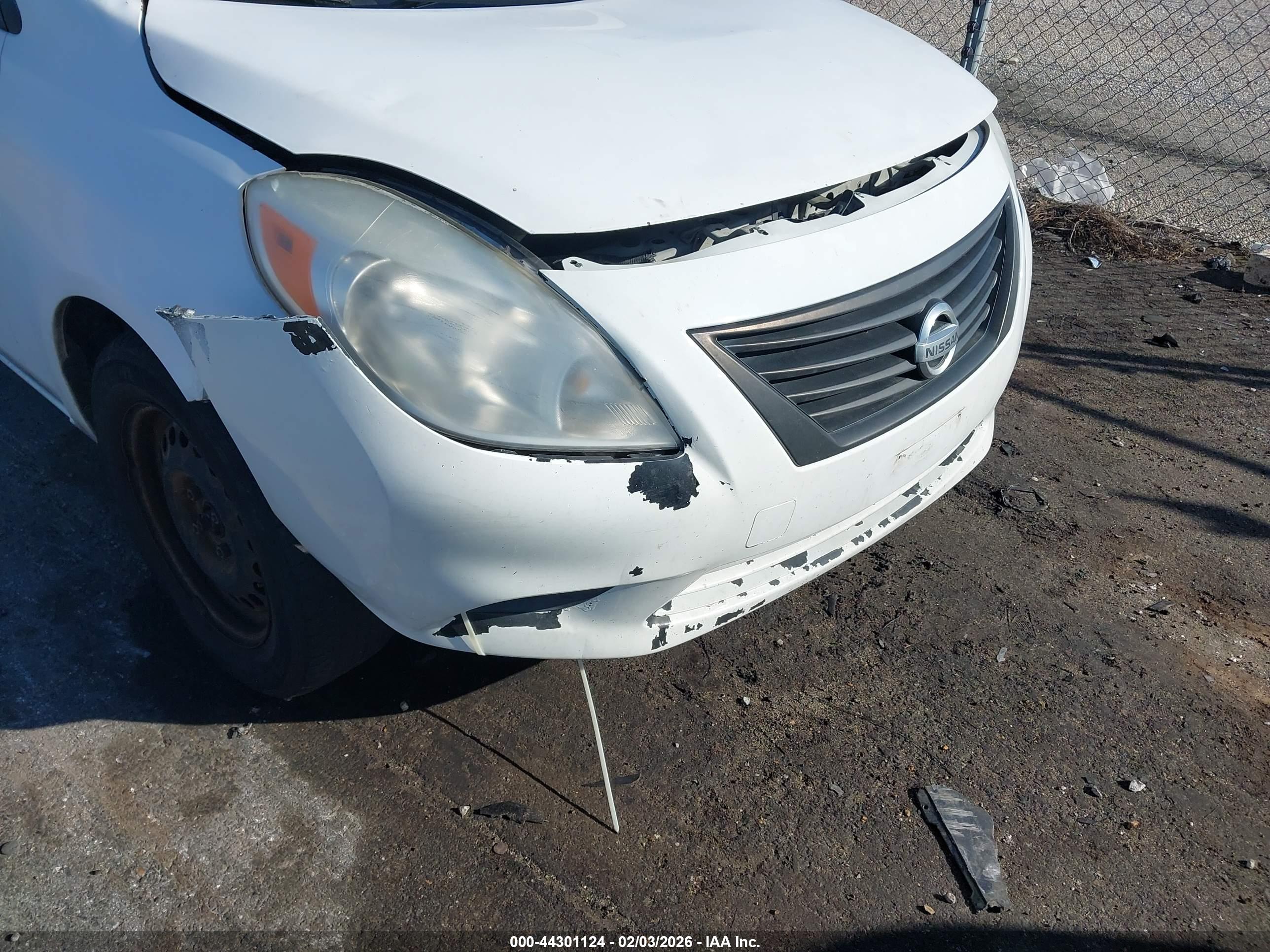 NISSAN VERSA image 6