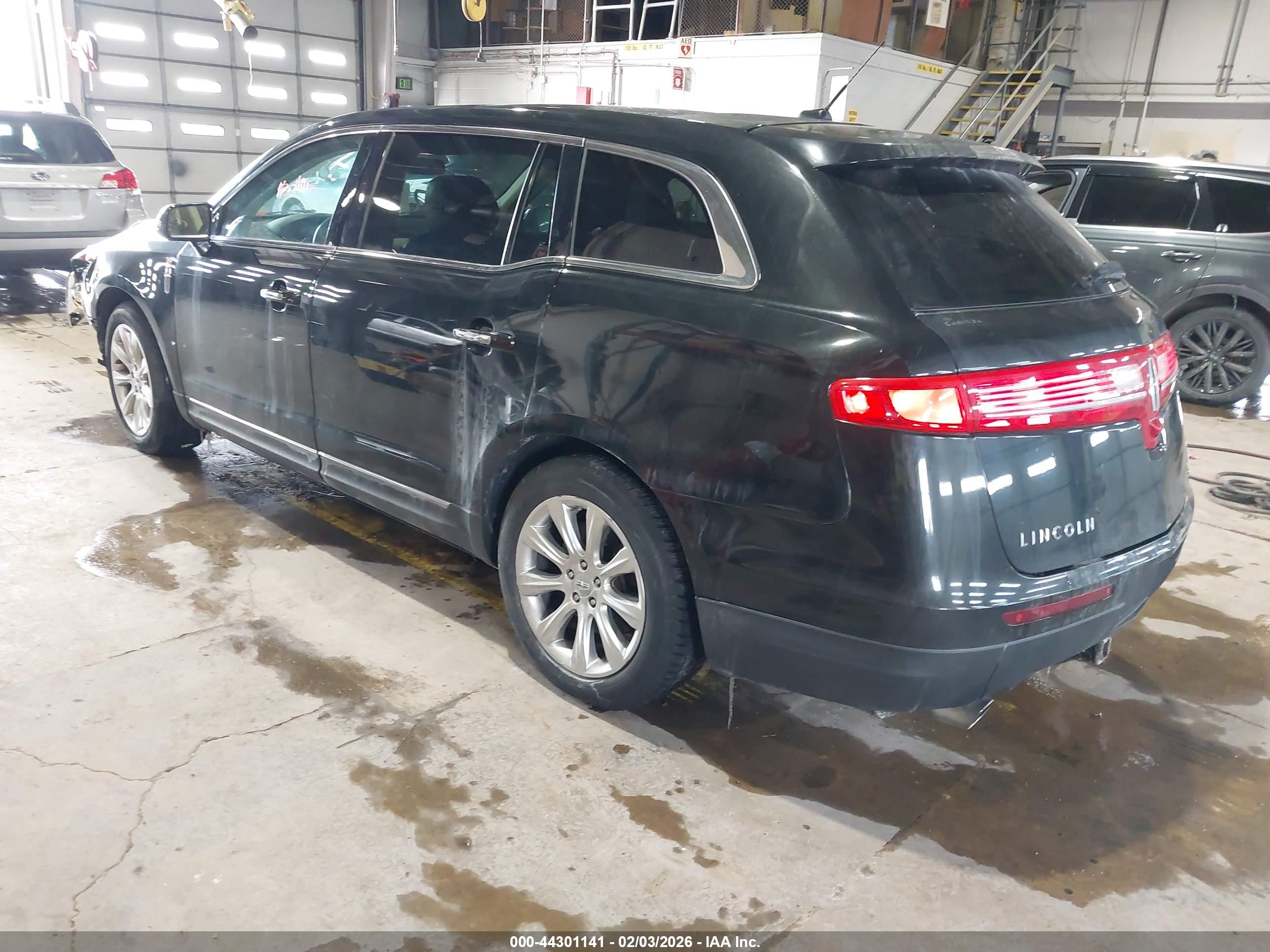 LINCOLN MKT image 3