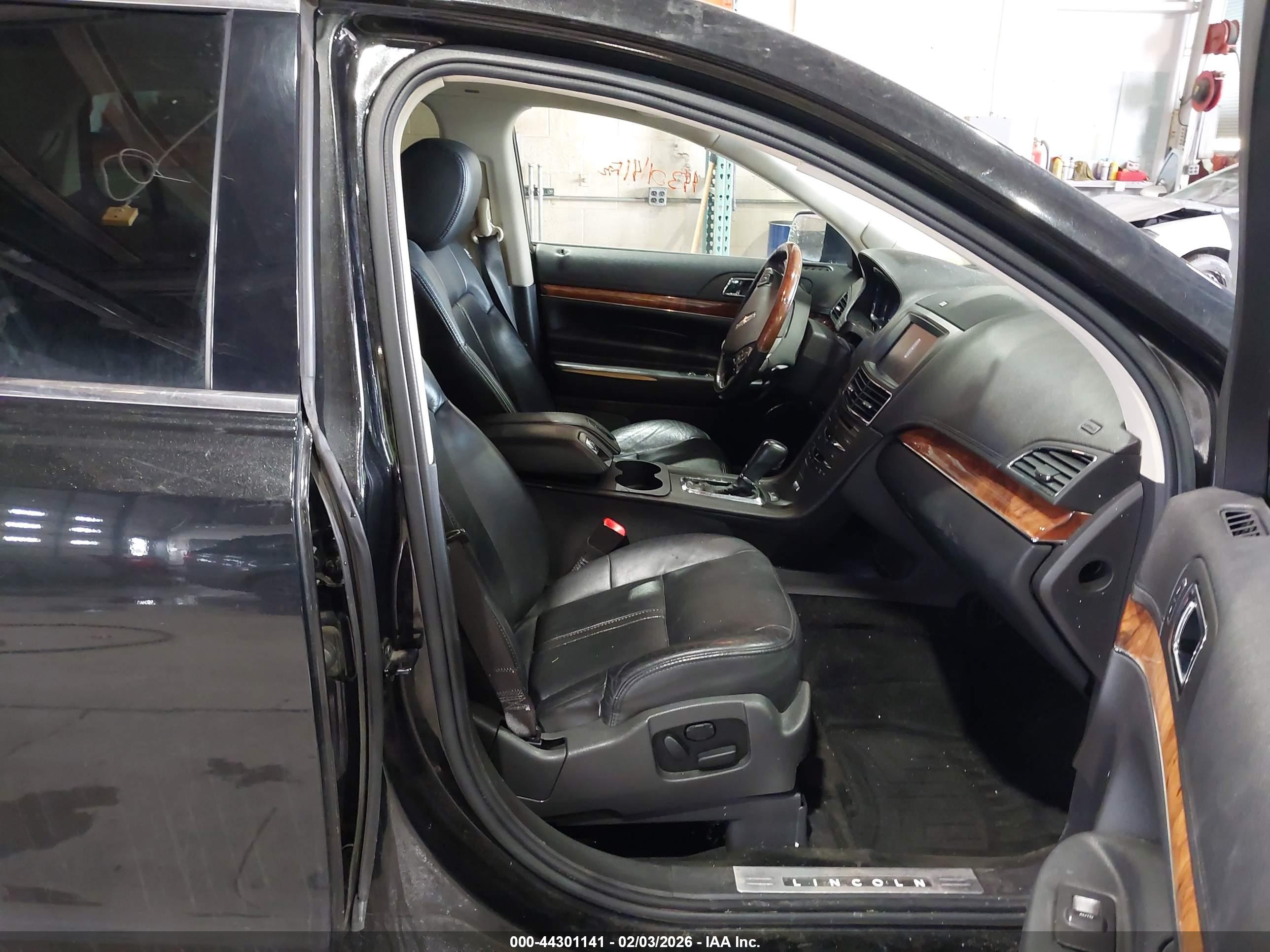 LINCOLN MKT image 5