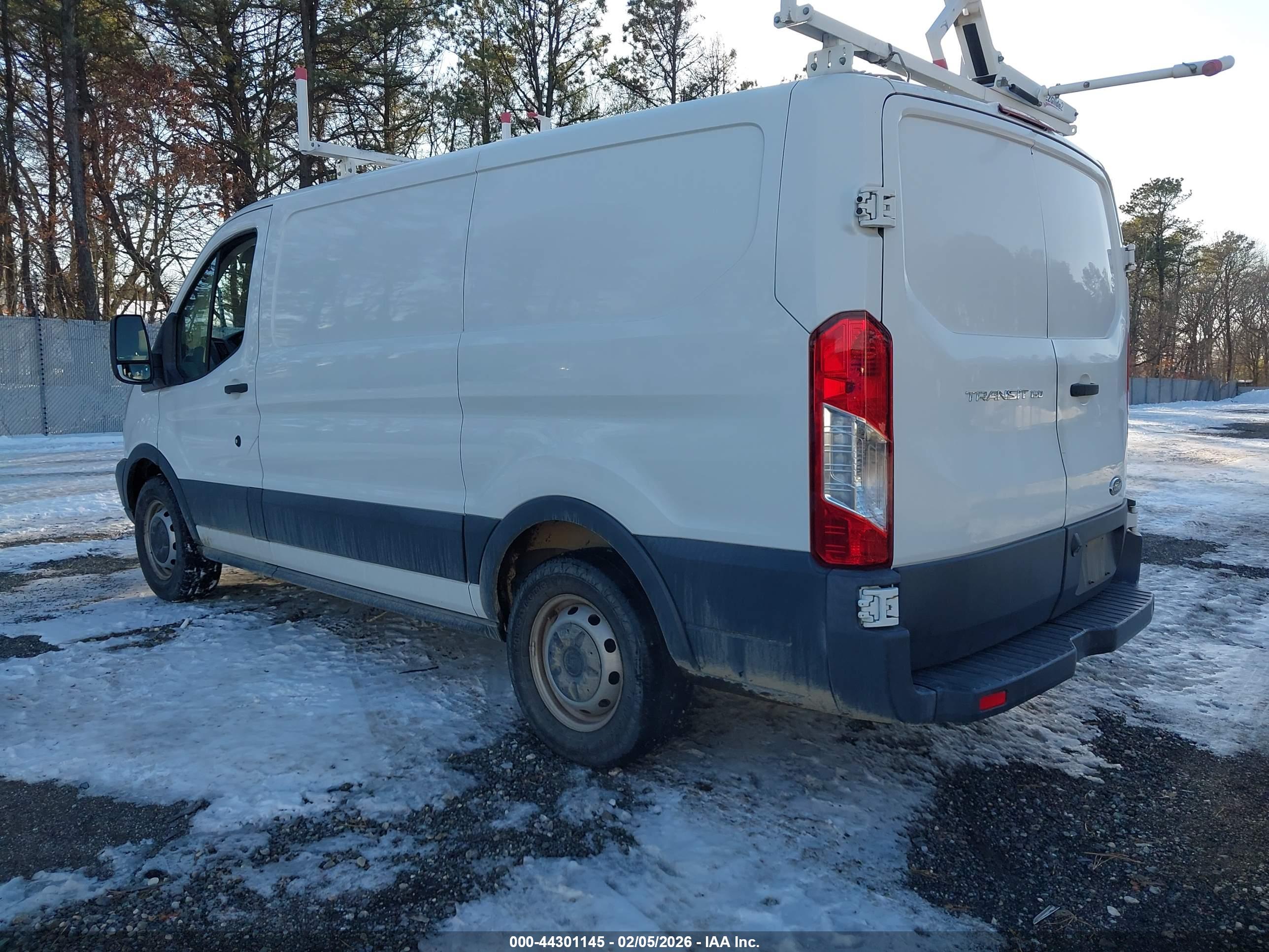 FORD TRANSIT-150 image 3