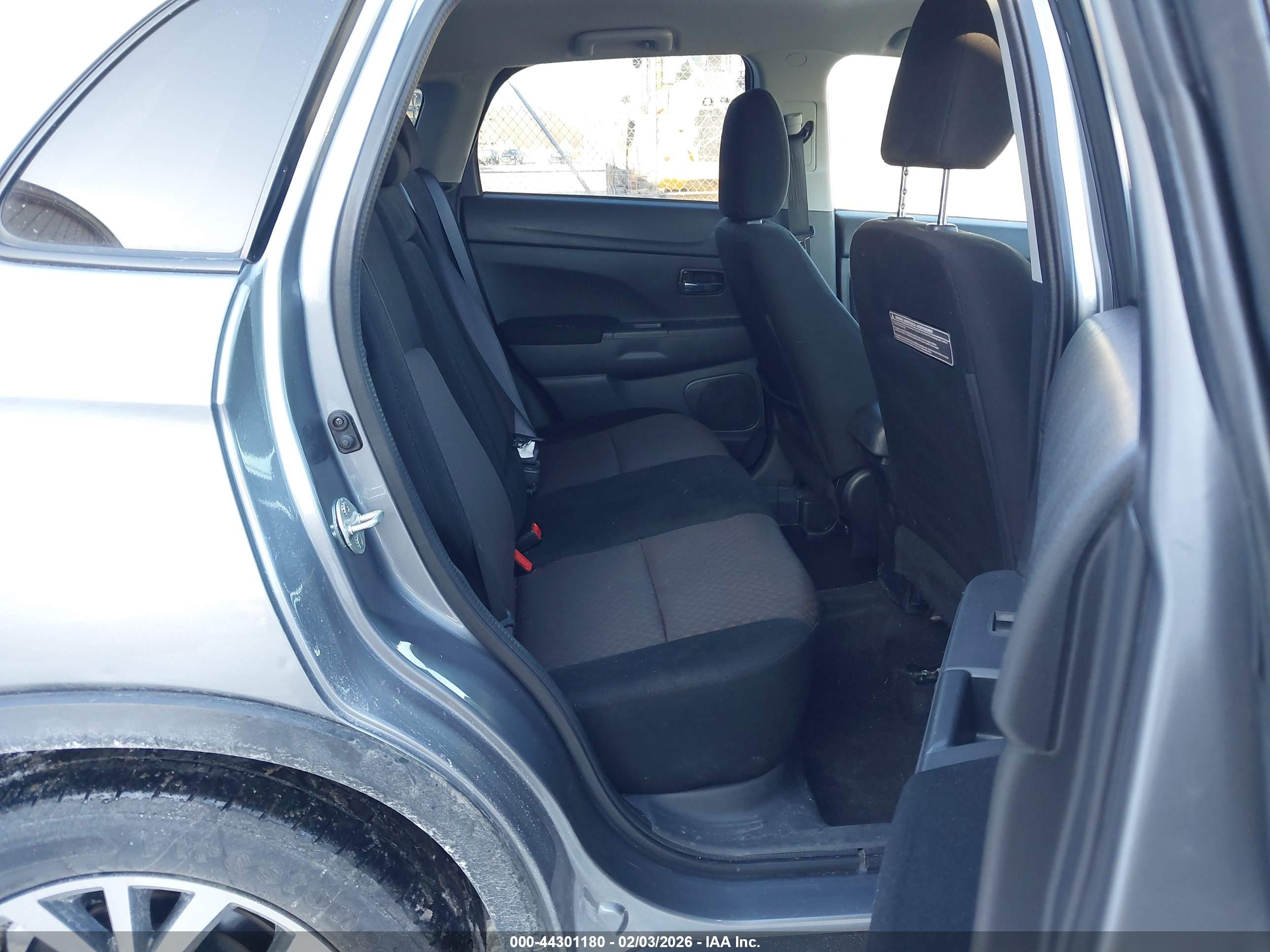 MITSUBISHI OUTLANDER image 8