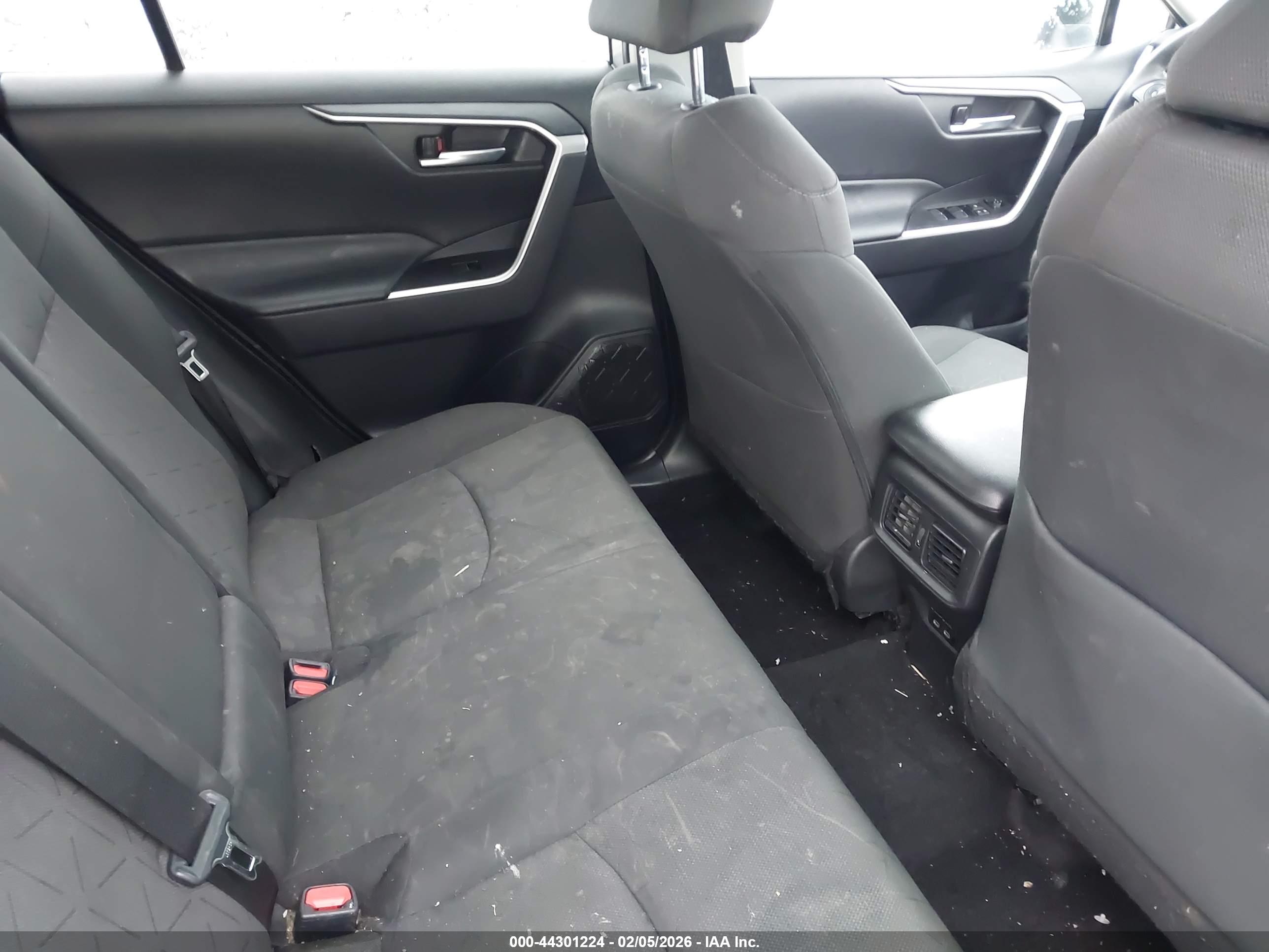 TOYOTA RAV4 image 8