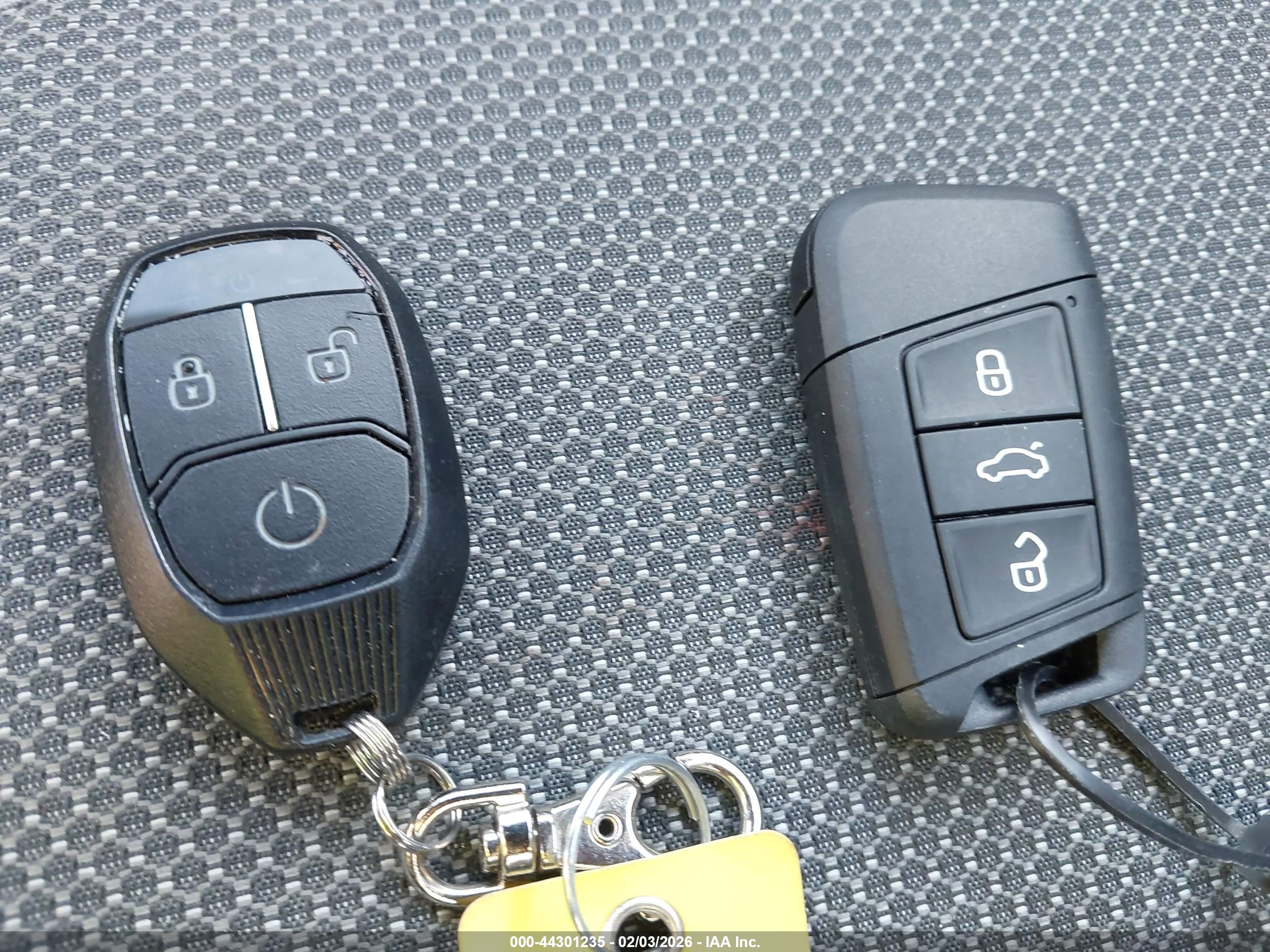VOLKSWAGEN TAOS image 11